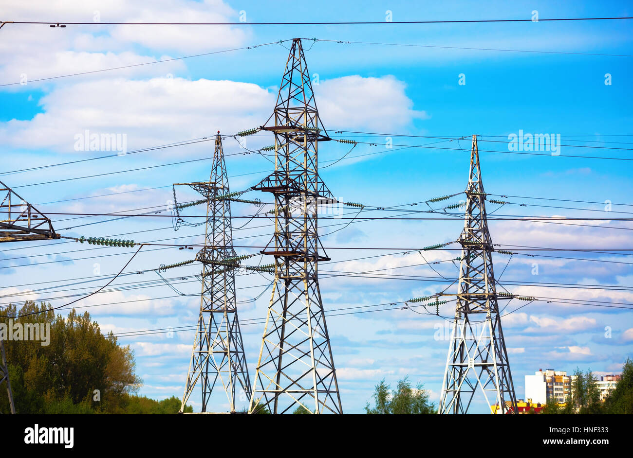 Strommasten Übertragung gegen blauen Himmel. Hochspannung Türme. Stockfoto