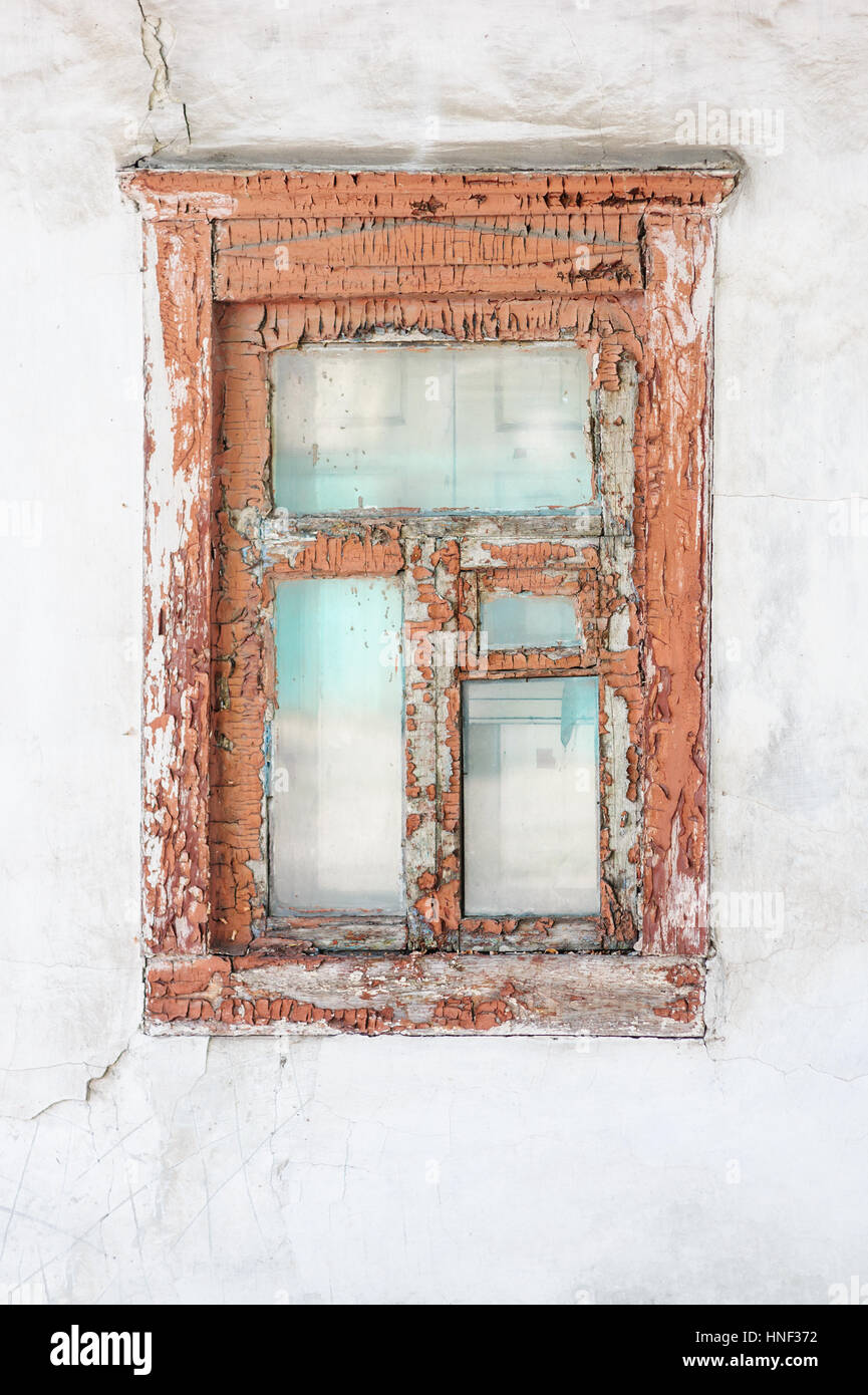 alte Holzfenster in einem alten Haus Stockfoto