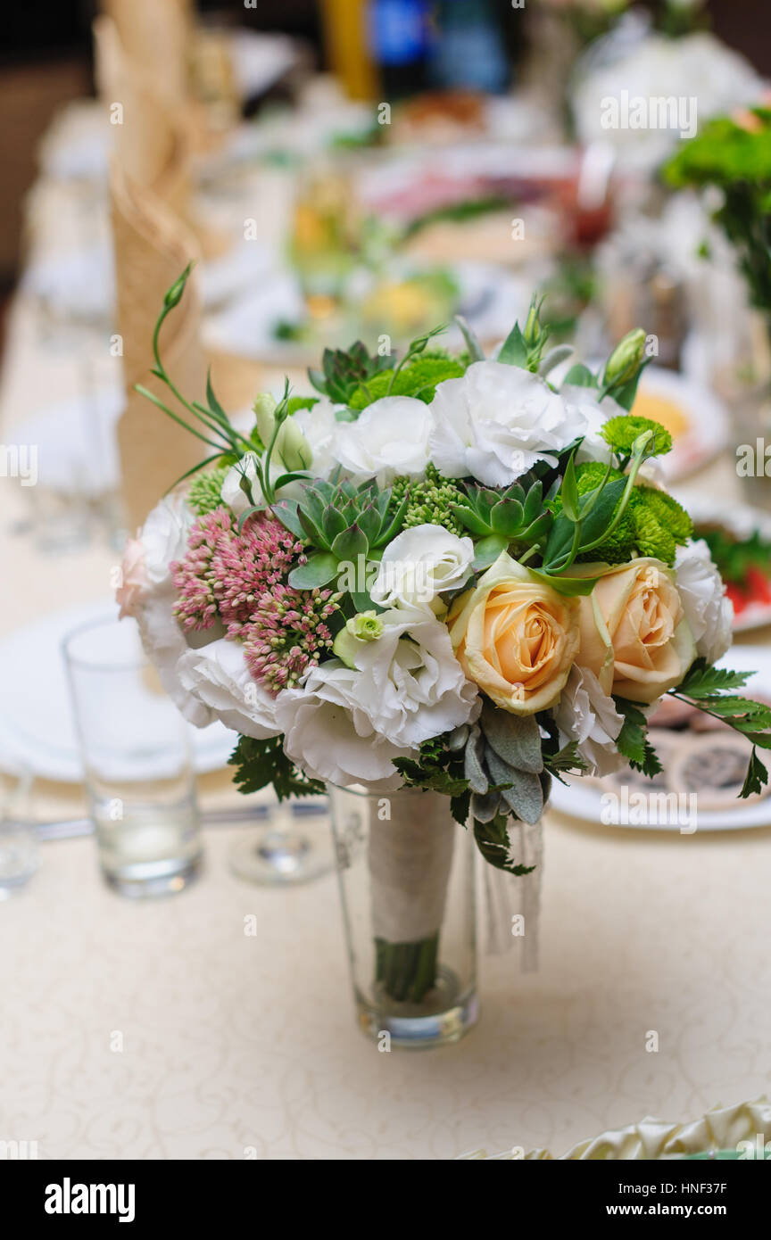 schöne Hochzeit Bouquet auf Hochzeitstisch Stockfoto