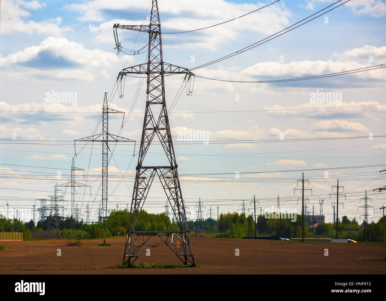 Strommasten Übertragung durch Feld. Hochspannung Türme. Stockfoto
