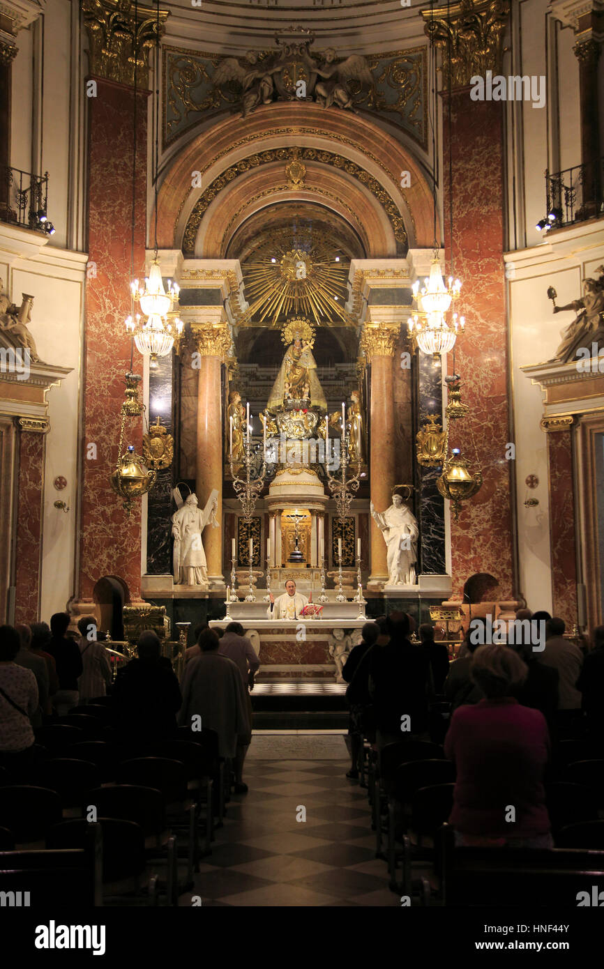 Masse Priester am Altar in der Kathedrale Kirche, Stadt von Valencia, Spanien Stockfoto