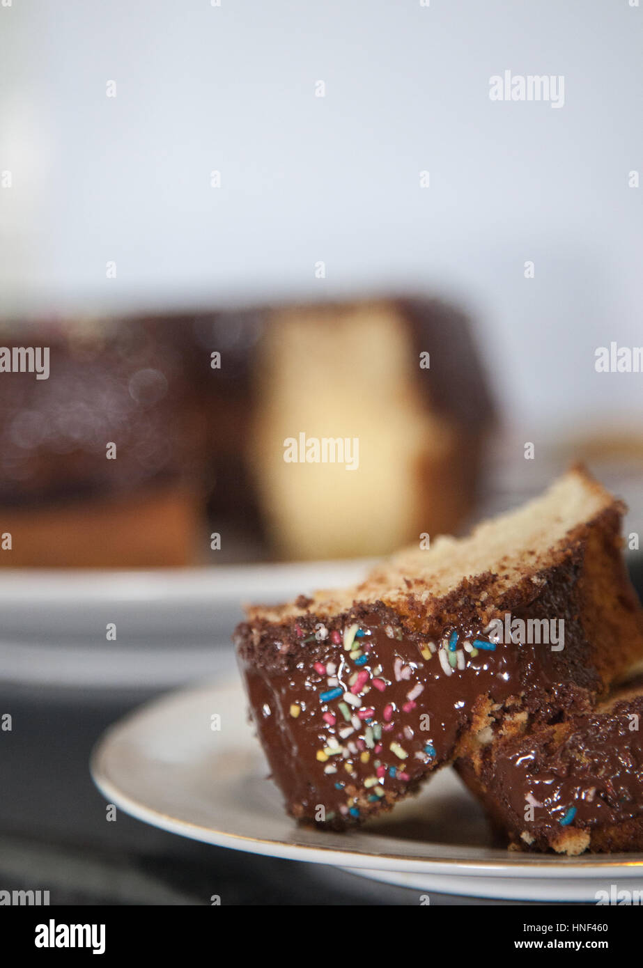 Schließen Sie herauf Bild der hausgemachte Tortenstücke mit Kuchen im Hintergrund Stockfoto