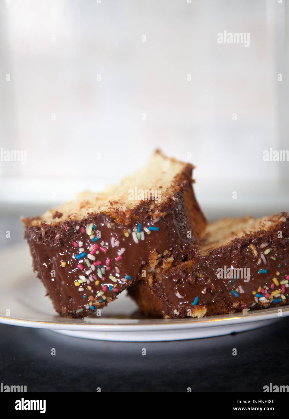 Zwei Scheiben von hausgemachtem Kuchen mit Tageslicht Stockfoto