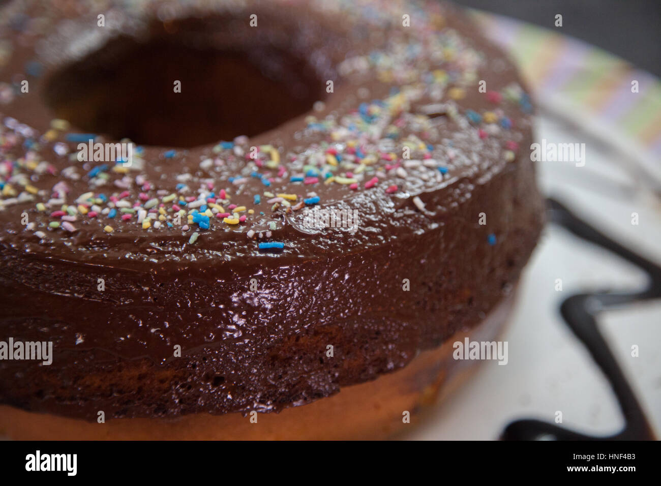 Horizontale Bild von hausgemachten Kuchen mit Schokolade und Teller Dekoration Stockfoto