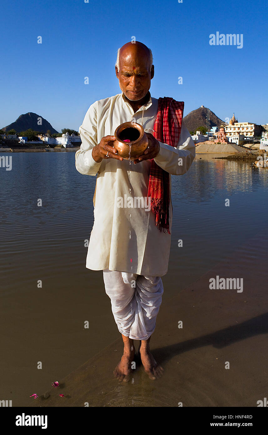 Sadhu beten am Heiligen See, Pushkar, Rajasthan, Indien Stockfoto