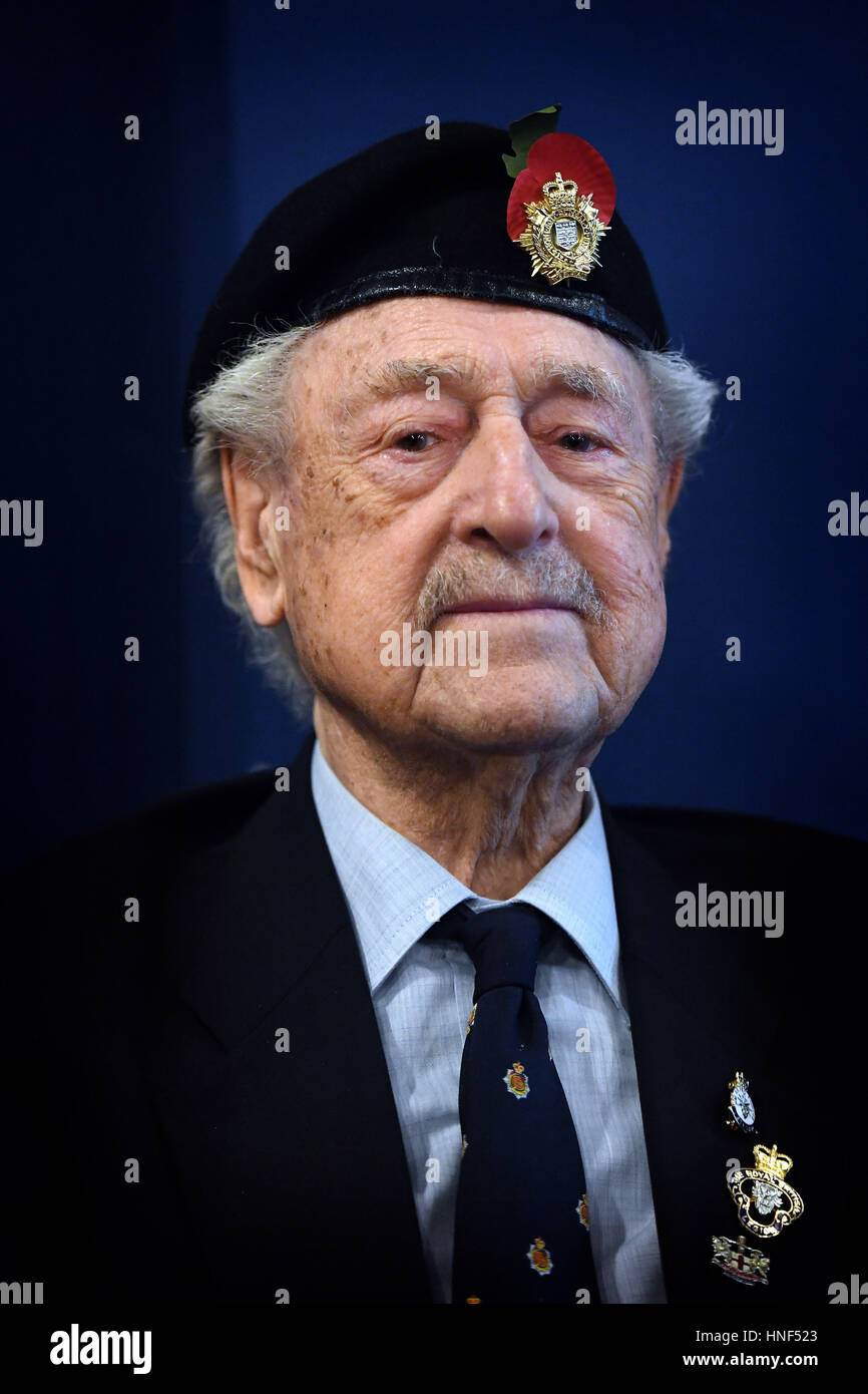 Veteranen des zweiten Weltkriegs Bill Skelly Wellington Barracks in London vor das Veteranen Reise nach Norden Frankreichs mit der Taxi-Charity. Stockfoto