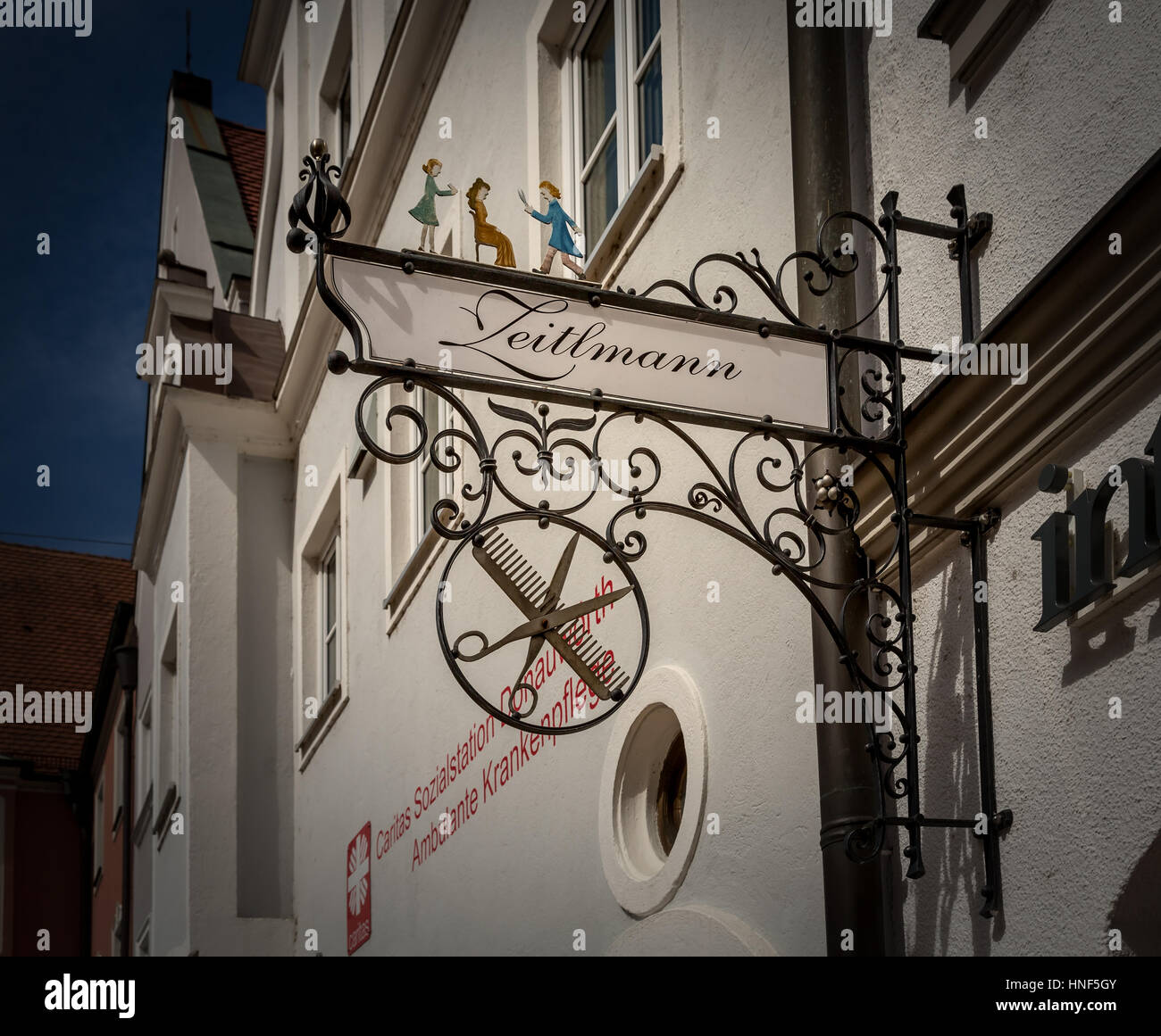 Wandschild für Friseur-Geschäft in Reichsstraße, Donauworth Altstadt Zentrum, Deutschland, Europa. Stockfoto