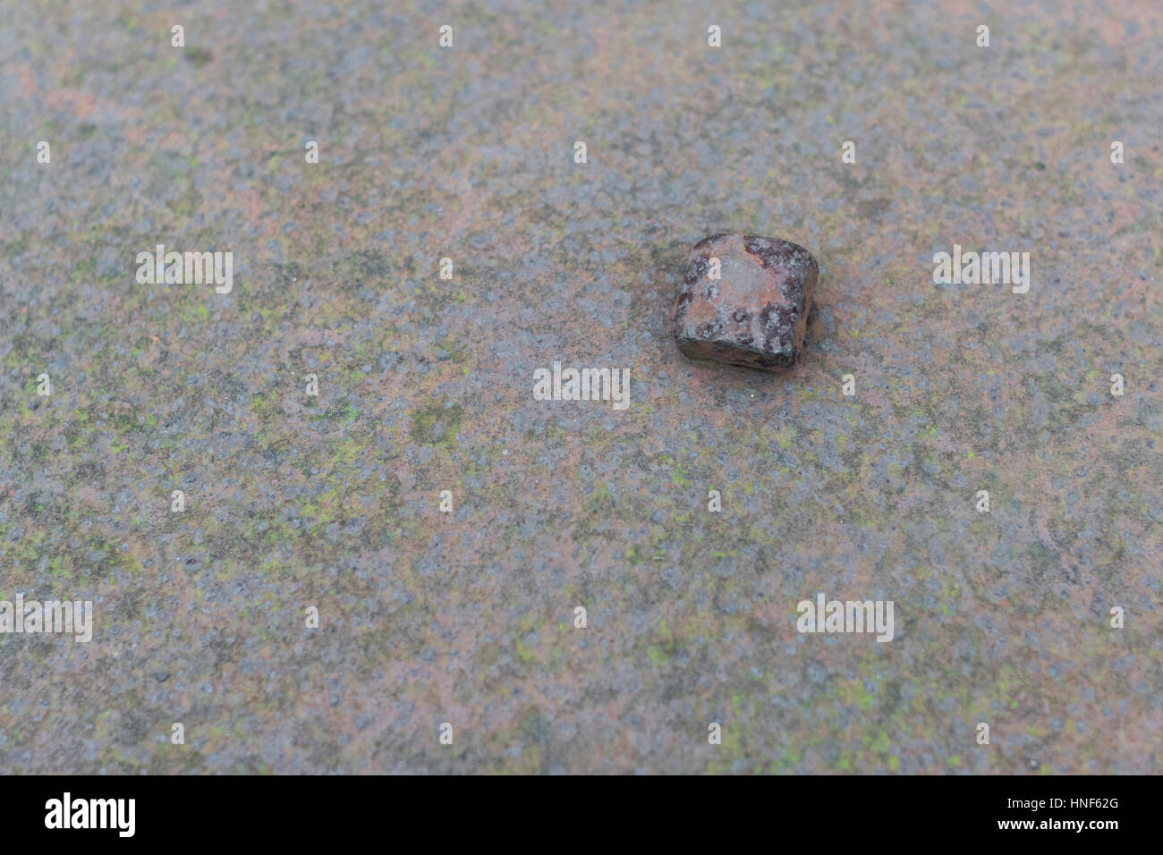 Rostiges Metall Schraube einige Stahl / Eisen Folie zusammenhält. Stockfoto