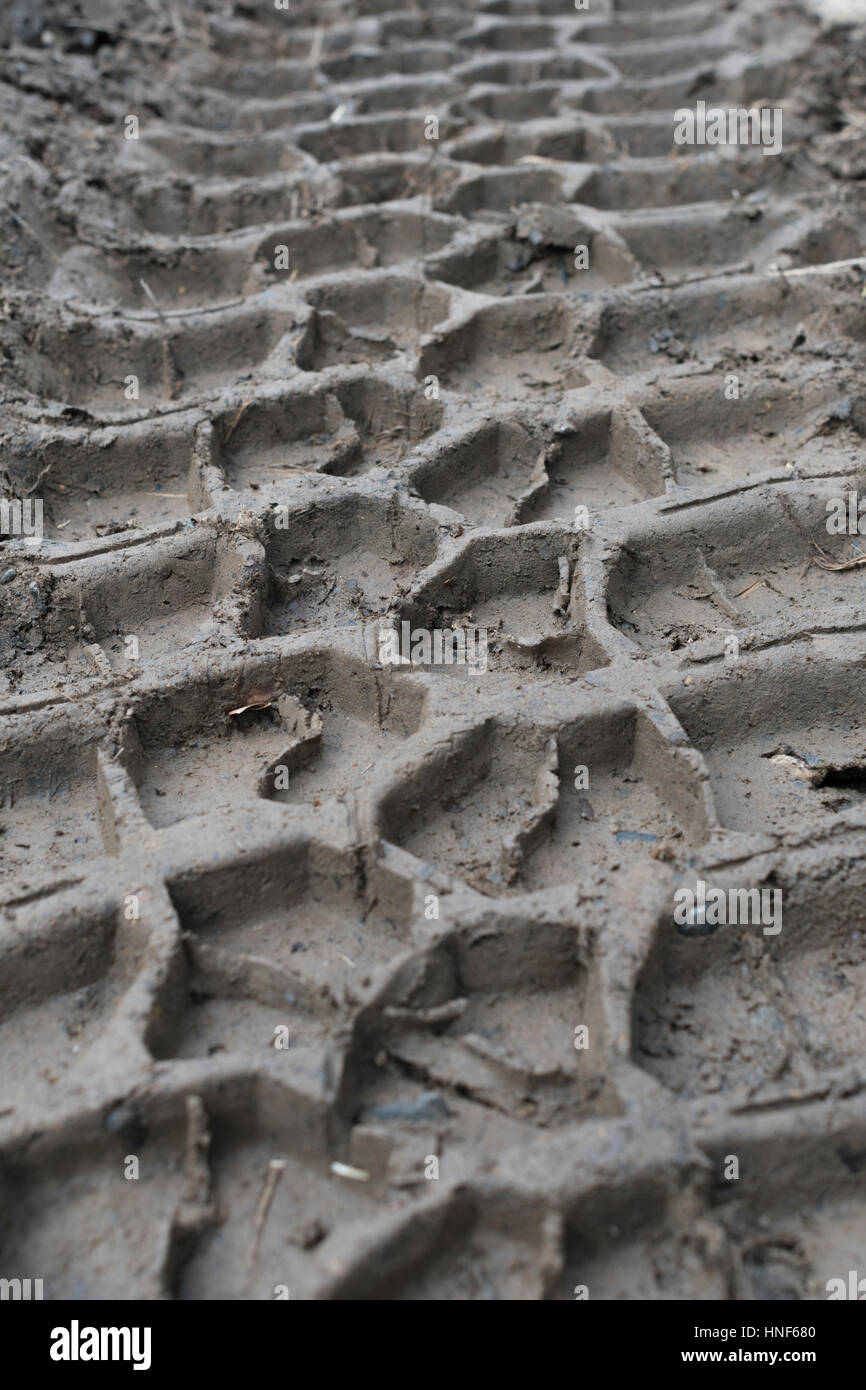 Nahaufnahme von Reifenspuren/Reifenspuren im weichen Schlamm im Winter. Schlammiges Fahrstück. Stockfoto