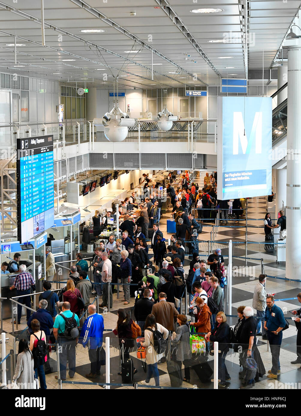 Terminal 1, Modul B, Abflug, Check Point, Menschen, Sicherheitskontrollen, Passagier, Tempo, Pax, EDDM, Flughafen München, Erding, Freising, MUC, München Stockfoto