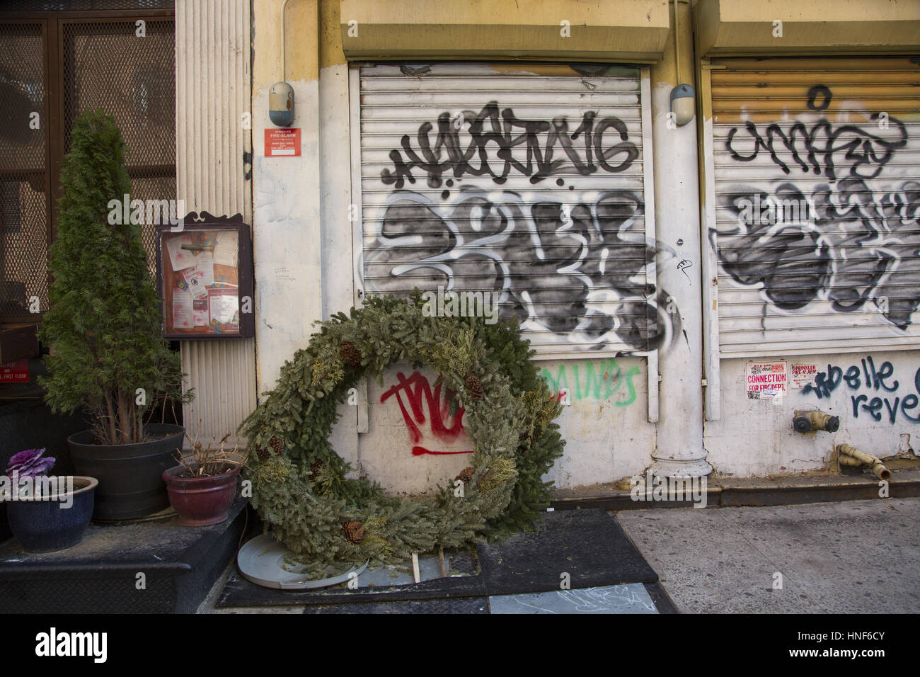 Ausrangierte Weihnachtskränze auf dem Bürgersteig. Lower East Side, Manhattan, New York City. Stockfoto