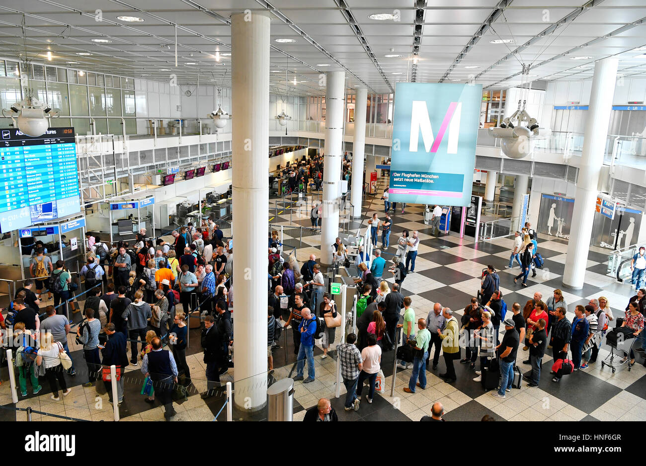 Terminal 1, Modul C, Abflug, Check Point, Menschen, Sicherheitskontrollen, Passagier, Tempo, Pax, EDDM, Flughafen München, Erding, Freising, MUC, München Stockfoto