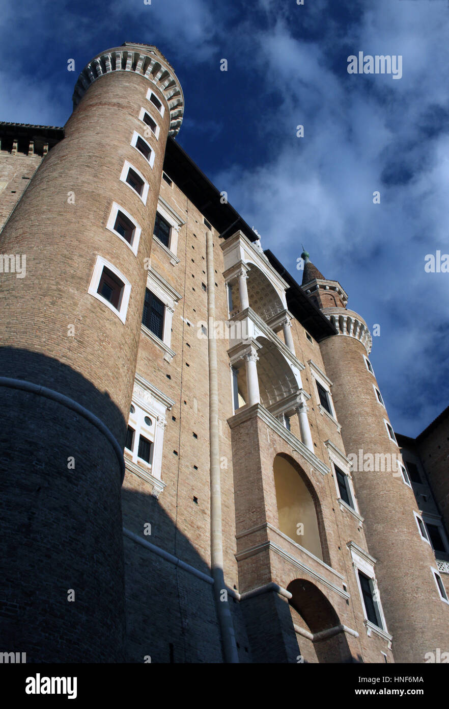 Außenansicht des Palazzo Ducale Urbino zeigt die Türme und die zentrale loggia Stockfoto