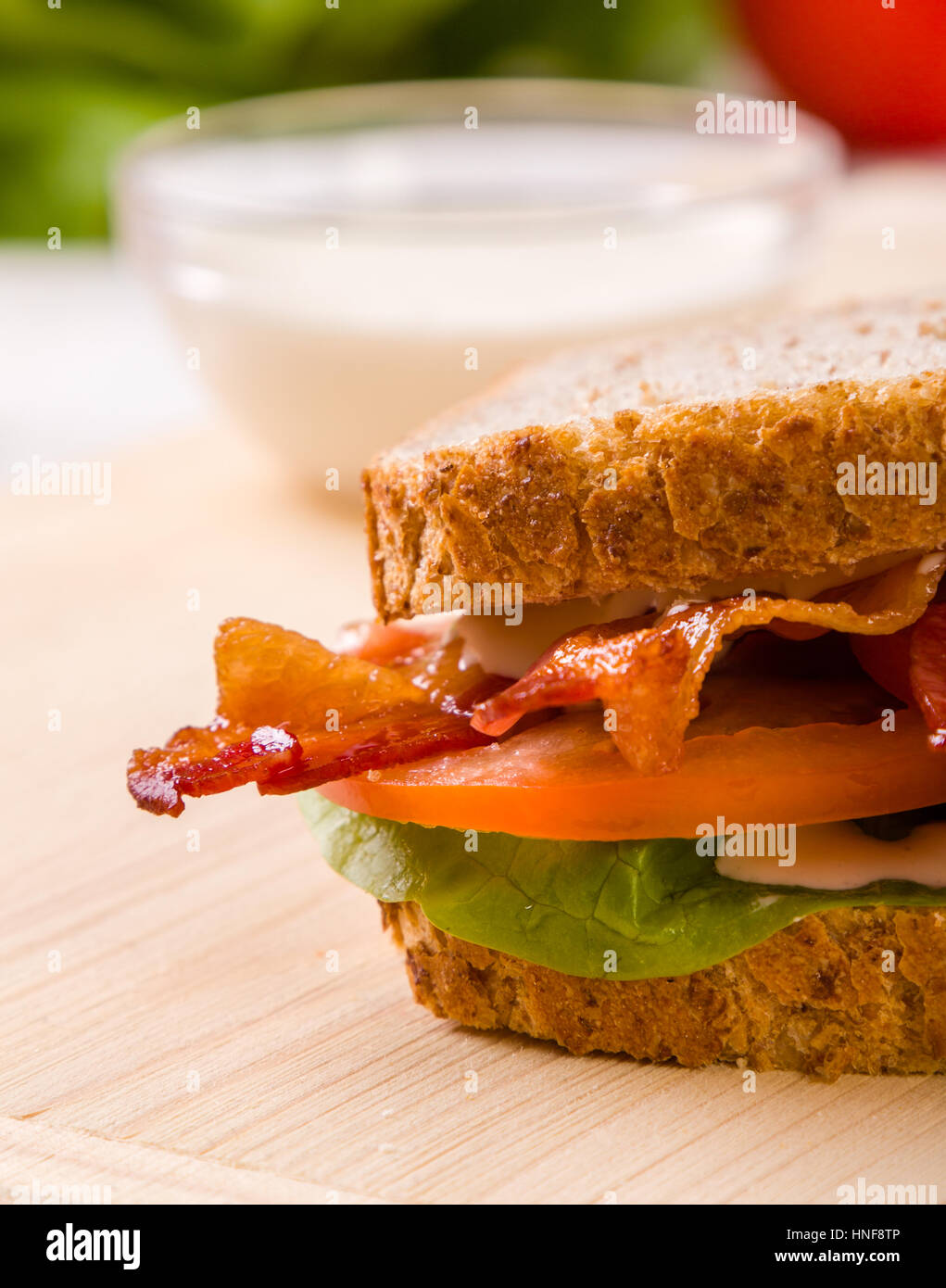 leckere Schinken-Sandwich auf Holztisch mit mayonnaise Stockfoto