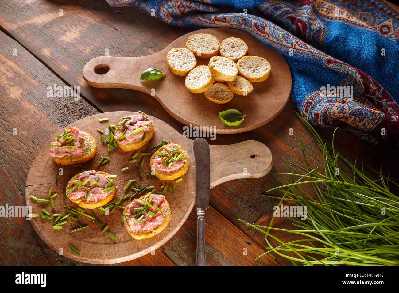 Bruschetta mit Leberwurst, leckere Fingerfood Stockfoto