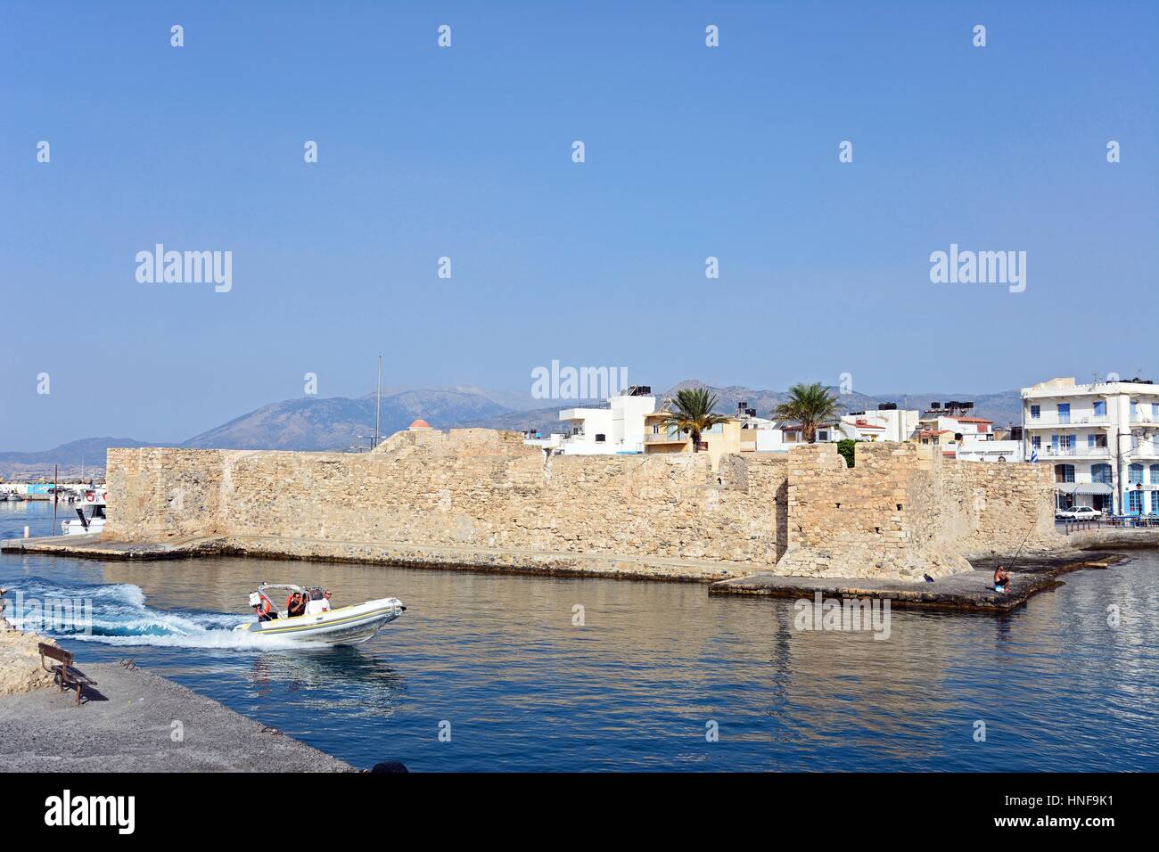 Blick auf die Kales venezianischen Festung am Eingang zum Hafen, Ierapetra, Kreta, Griechenland, Europa. Stockfoto