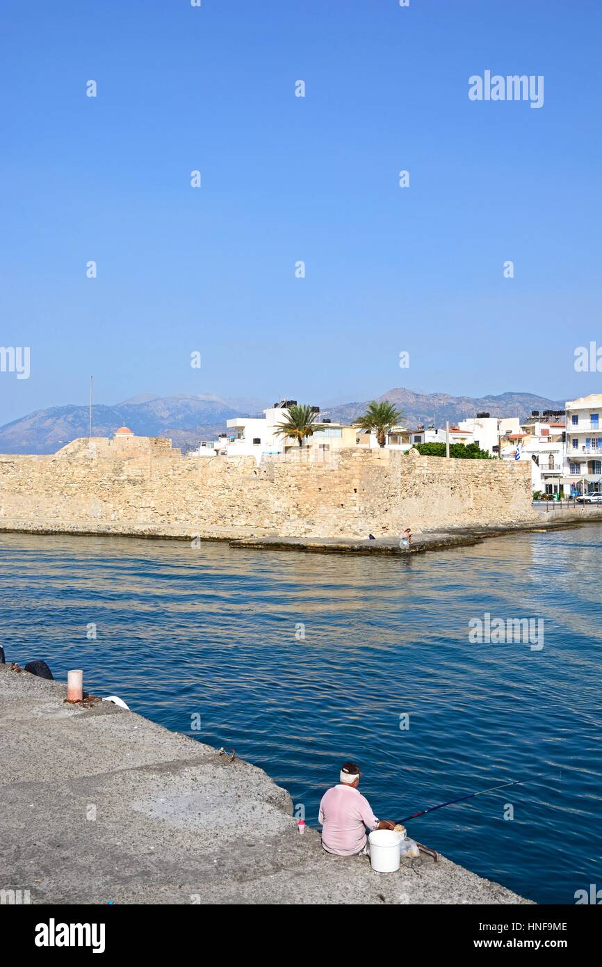 Blick auf die Kales venezianischen Festung am Eingang zum Hafen, Ierapetra, Kreta, Griechenland, Europa. Stockfoto