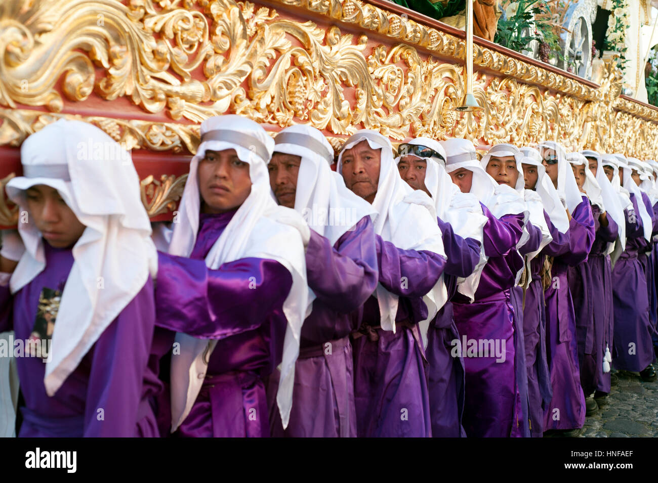 Guatemala-Männer tragen eine Anda für Prozession während der Semana Santa in Antigua, Guatemala im Jahr 2012. Stockfoto Guatemala-Männer tragen eine Anda für Prozession während der Semana Santa in Antigua, Guatemala im Jahr 2012. Stockfoto
