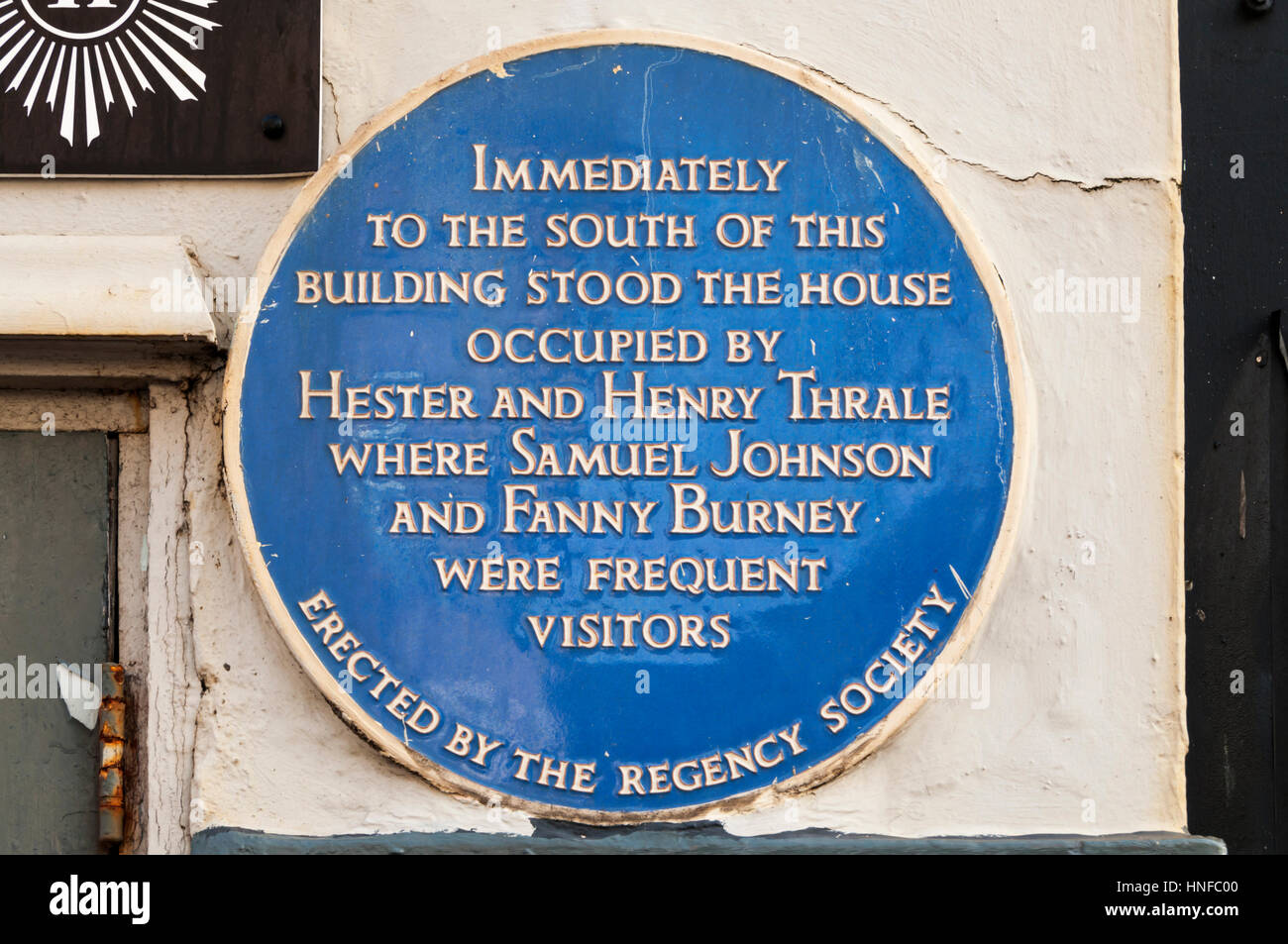 Eine blaue Plakette in Brighton erinnert Hester und Henry Thrale und ihren Besuchern Samuel Johnson und Fanny Burney. Stockfoto