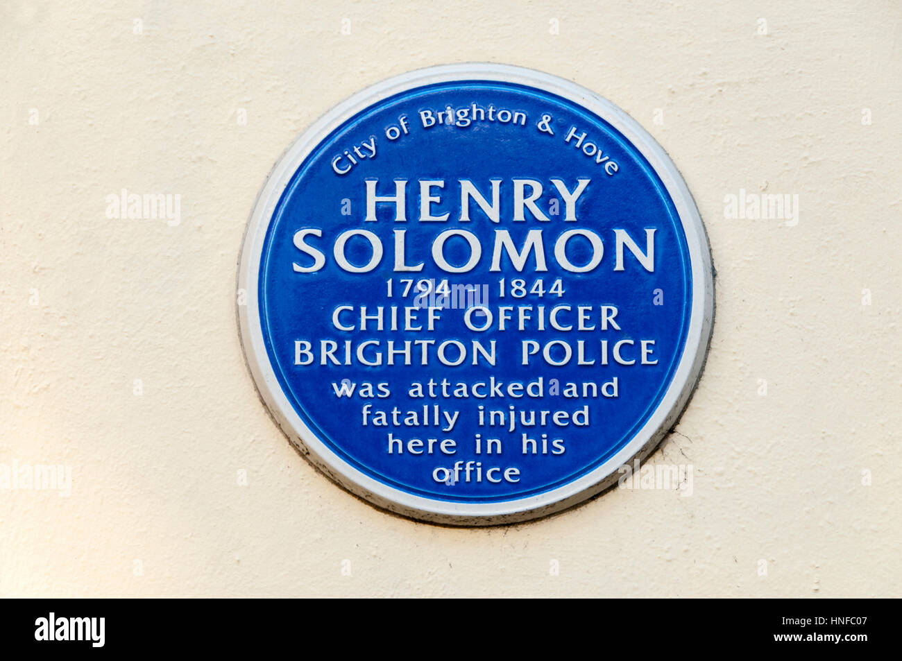 Blaue Plakette in Brighton, Henry Solomon Chief Officer von Brighton Polizei im 19. Jahrhundert, wurde angegriffen und getötet in seinem Büro im Jahr 1844. Stockfoto