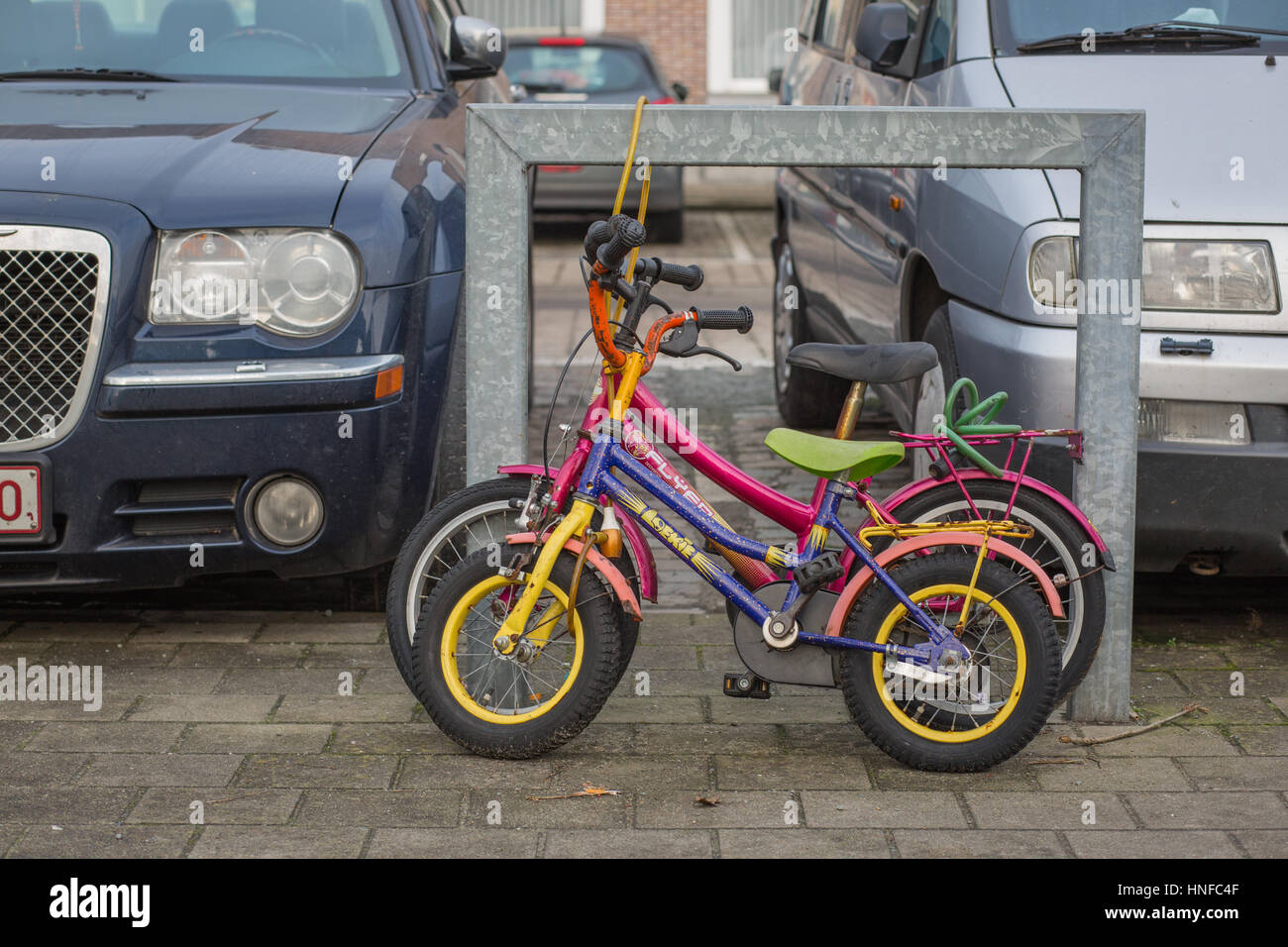 Bunte Kinder-Fahrräder geparkt Stockfoto