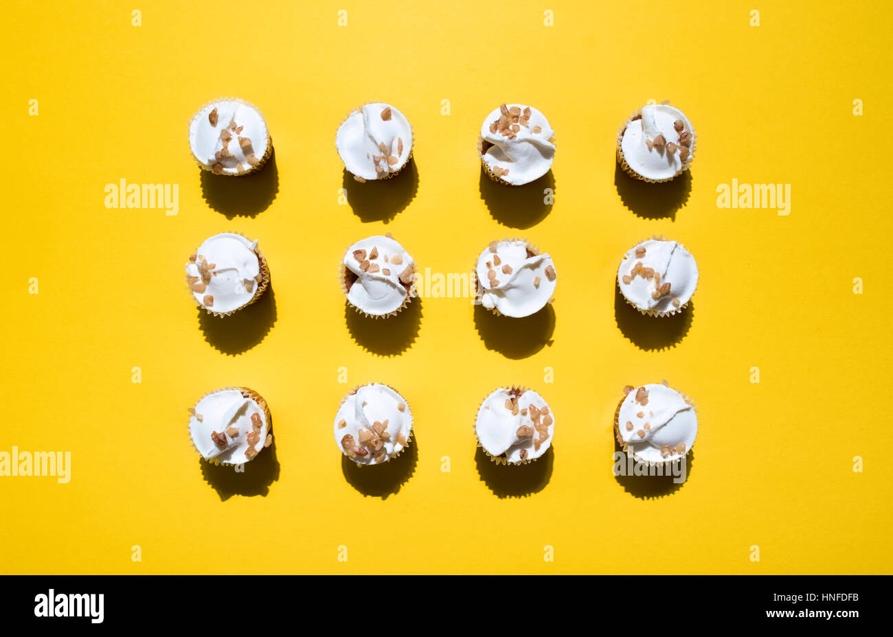 Muffins auf gelbem Hintergrund schoss direkt von oben Stockfoto