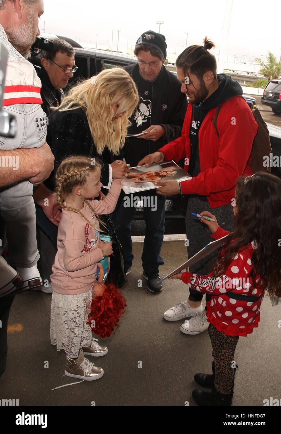 Jessica Simpson und ihre Familie kommen am Los Angeles International Airport mit: Jessica Simpson, Maxwell Drew Johnson wo: Los Angeles, California, Vereinigte Staaten von Amerika bei: 12. Januar 2017 Credit: WENN.com Stockfoto