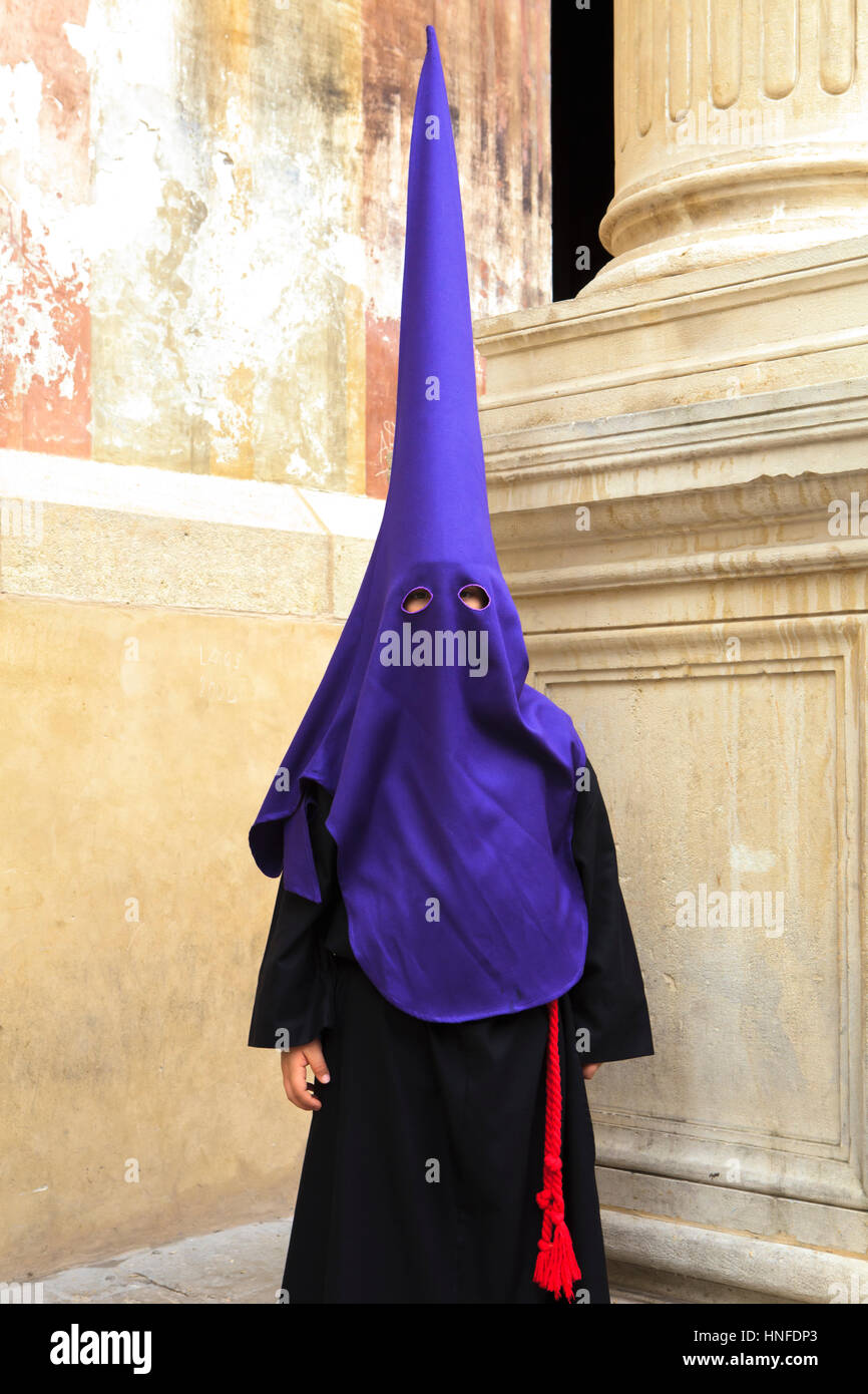 Eine vermummte Büßer der Bruderschaft Canilla & Rosario (Iglesia De Santo Domingo) während der Semana Santa in Granada, Spanien Stockfoto