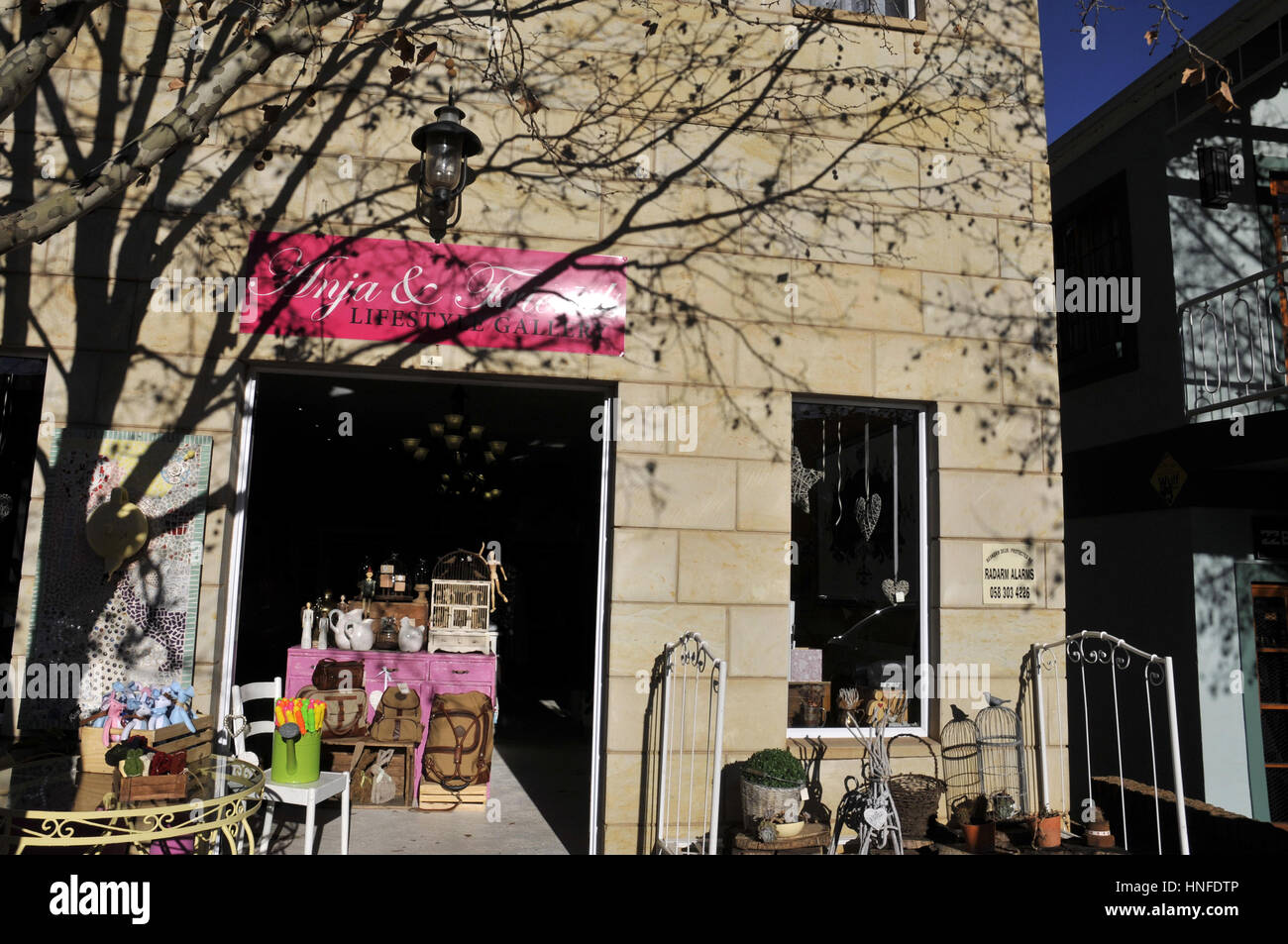 Geschäfte auf dem Hauptplatz in der kleinen Stadt Clarens Freistaat, Südafrika Stockfoto