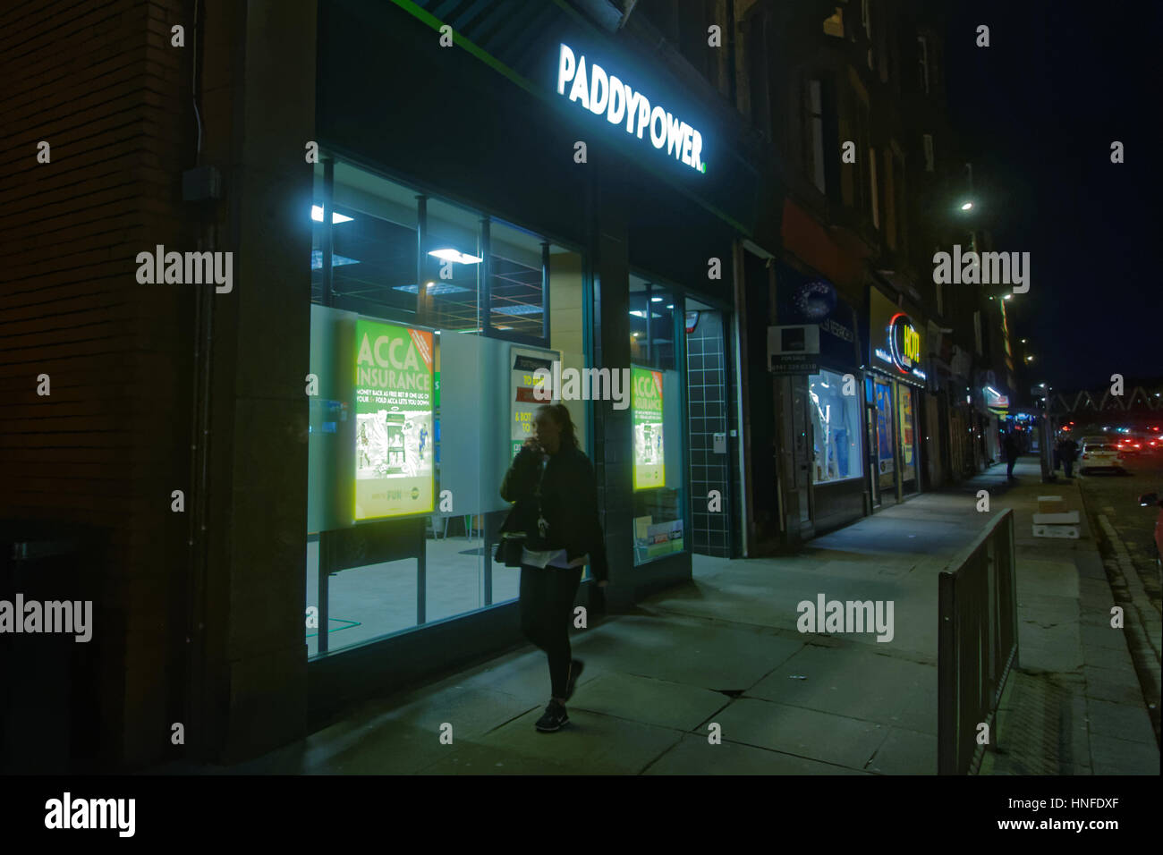 Glasgow Straße Nachtszenen Abend Paddypower Buchmacher Stockfoto