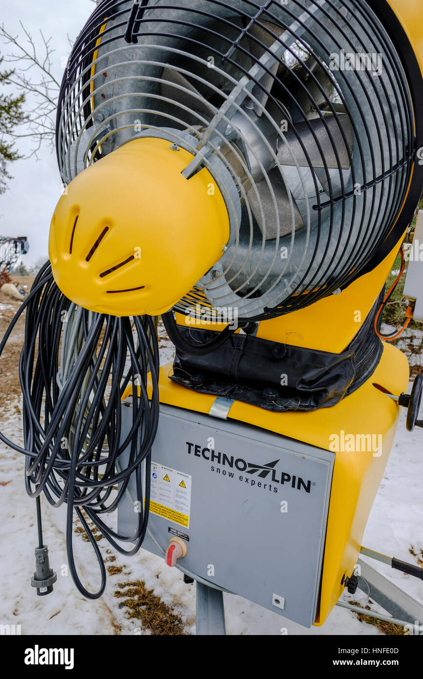 Schnee, der Maschine im Boler Mountain Ski Club, London, Ontario, Kanada. Stockfoto