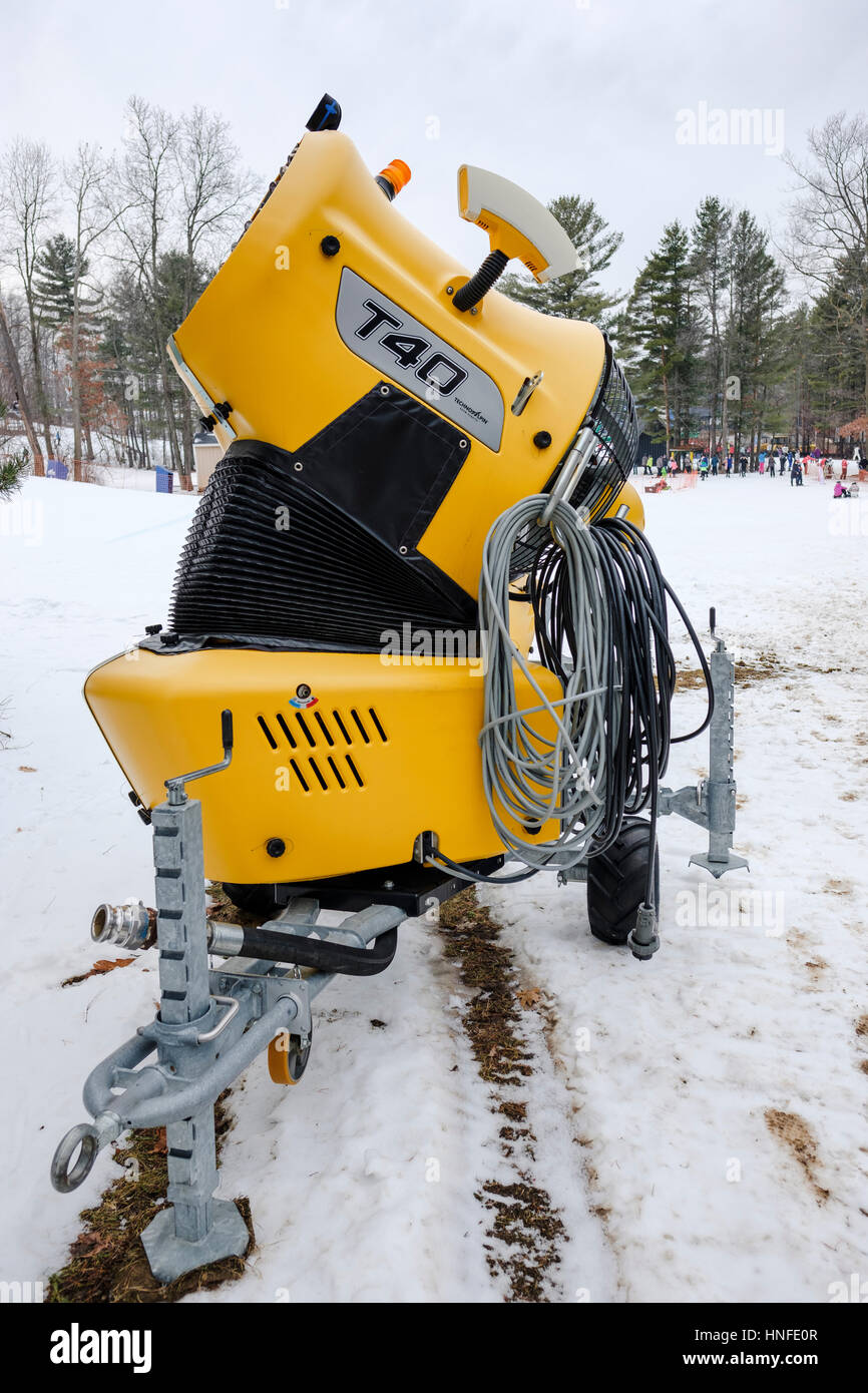 Schnee, der Maschine im Boler Mountain Ski Club, London, Ontario, Kanada. Stockfoto
