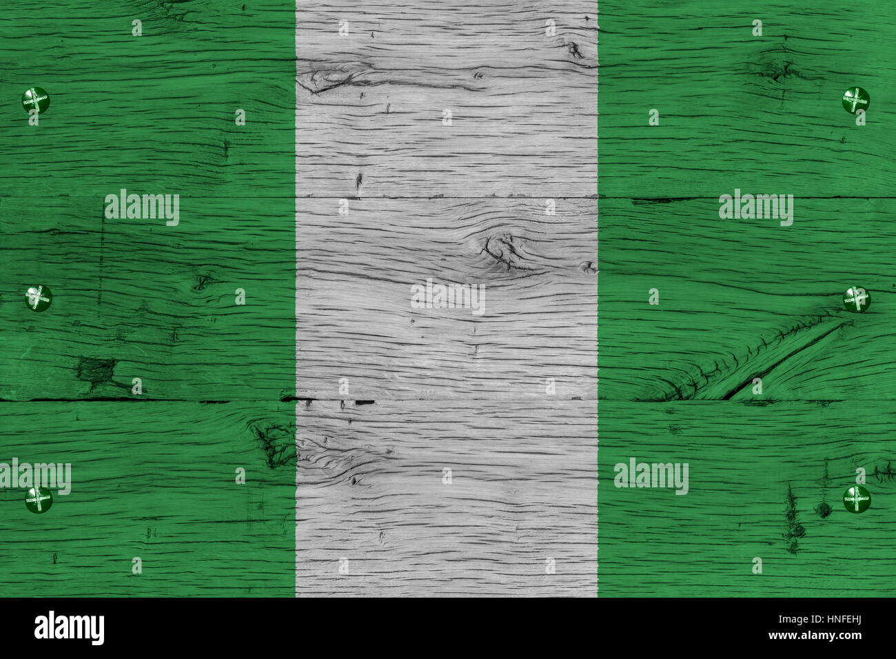 Nigeria Nationalflagge auf alten Eichenholz gemalt. Malerei ist bunt auf Planken Zug Beförderungsvertrag. Mit Schrauben oder Bolzen befestigt. Stockfoto