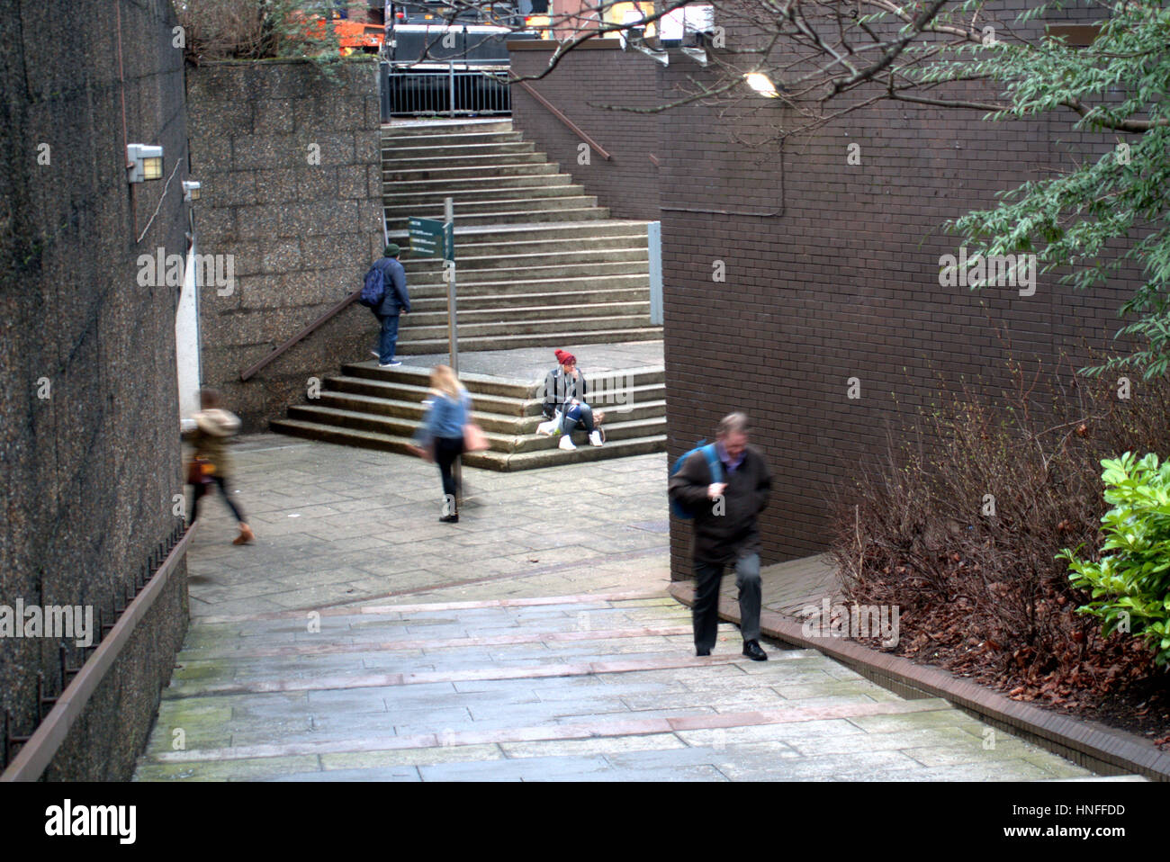 konkrete Stadtbild St.-Georgs-Kreuz Eingang der u-Bahn station Stockfoto