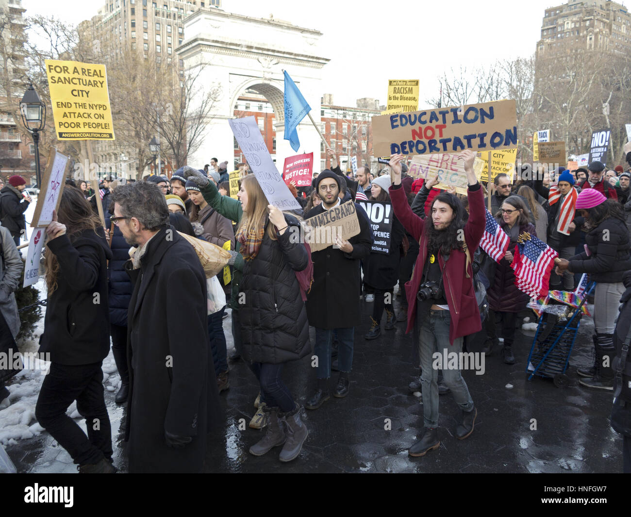 Kundgebung gegen zerbrochene Fensterscheiben und I.C.E im Washington Square Park in New York, 11. Februar 2017. Hunderte von einwanderungsfreundliche Aktivisten versammelten sich zum protest Stockfoto