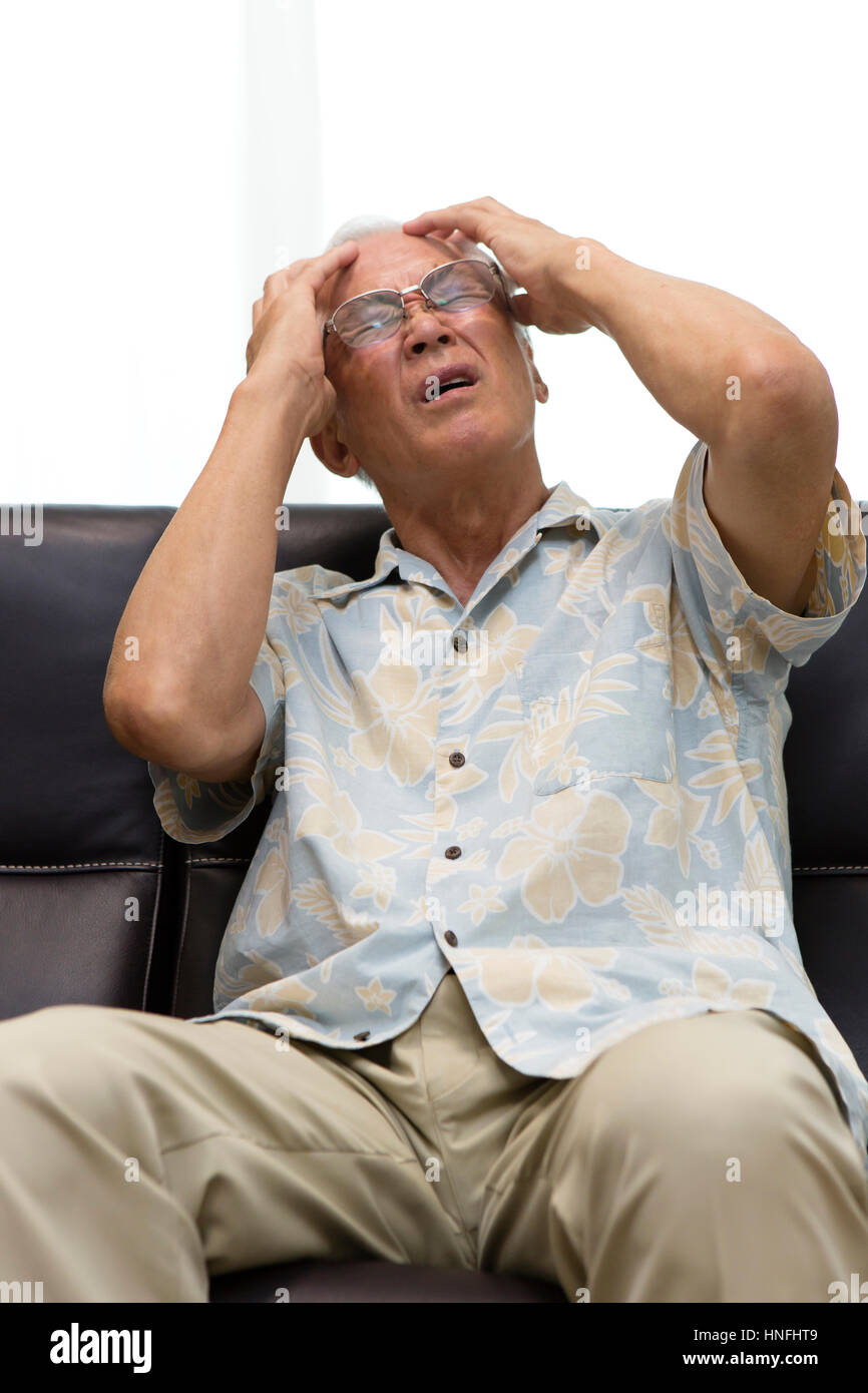 Ein senior Mann mit Kopfschmerzen Stockfoto