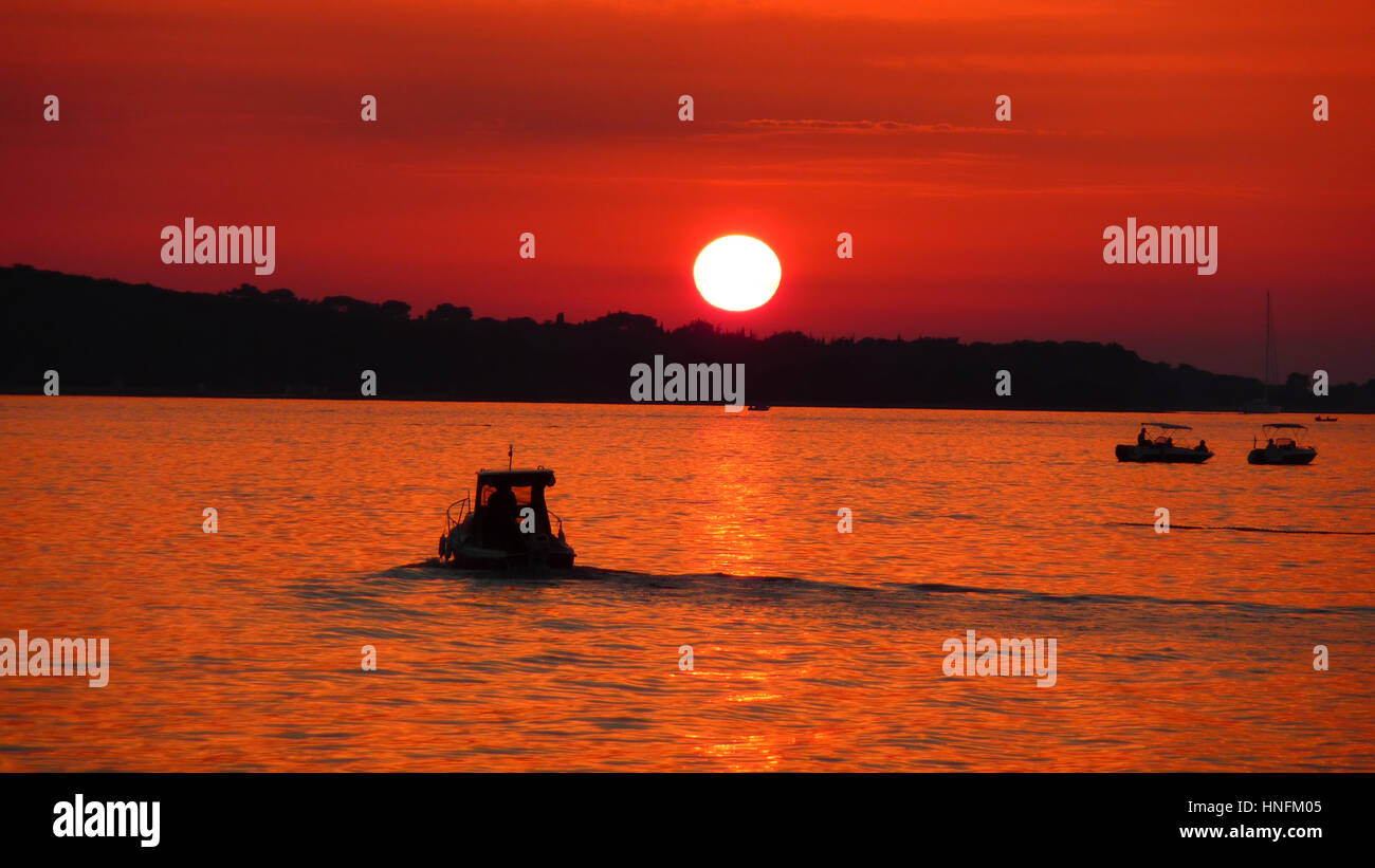 Fischer-Silhouette am Meer bei roten Sonnenuntergang in der Nähe von Brioni Nationl park Stockfoto