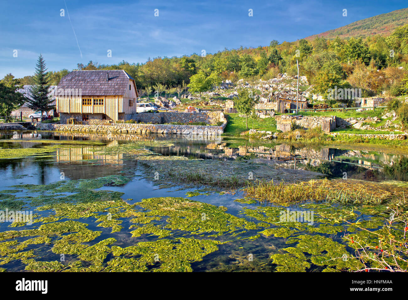 Gacka Fluss Frühling, bunte Natur an der Quelle in Lika Region, Kroatien Stockfoto