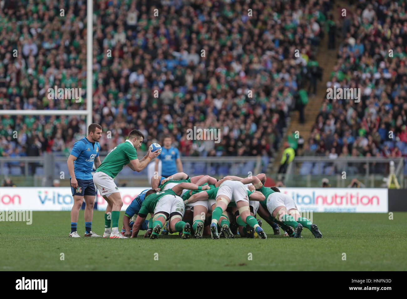 Rome,Italy.11th der Februar 2017.Ireland scrum-Hälfte Conor Murray mit der Put-in Scrum in der Partie gegen Italien in RBS 6 Nations © Massimiliano Carnabuci/Alamy Nachrichten Stockfoto