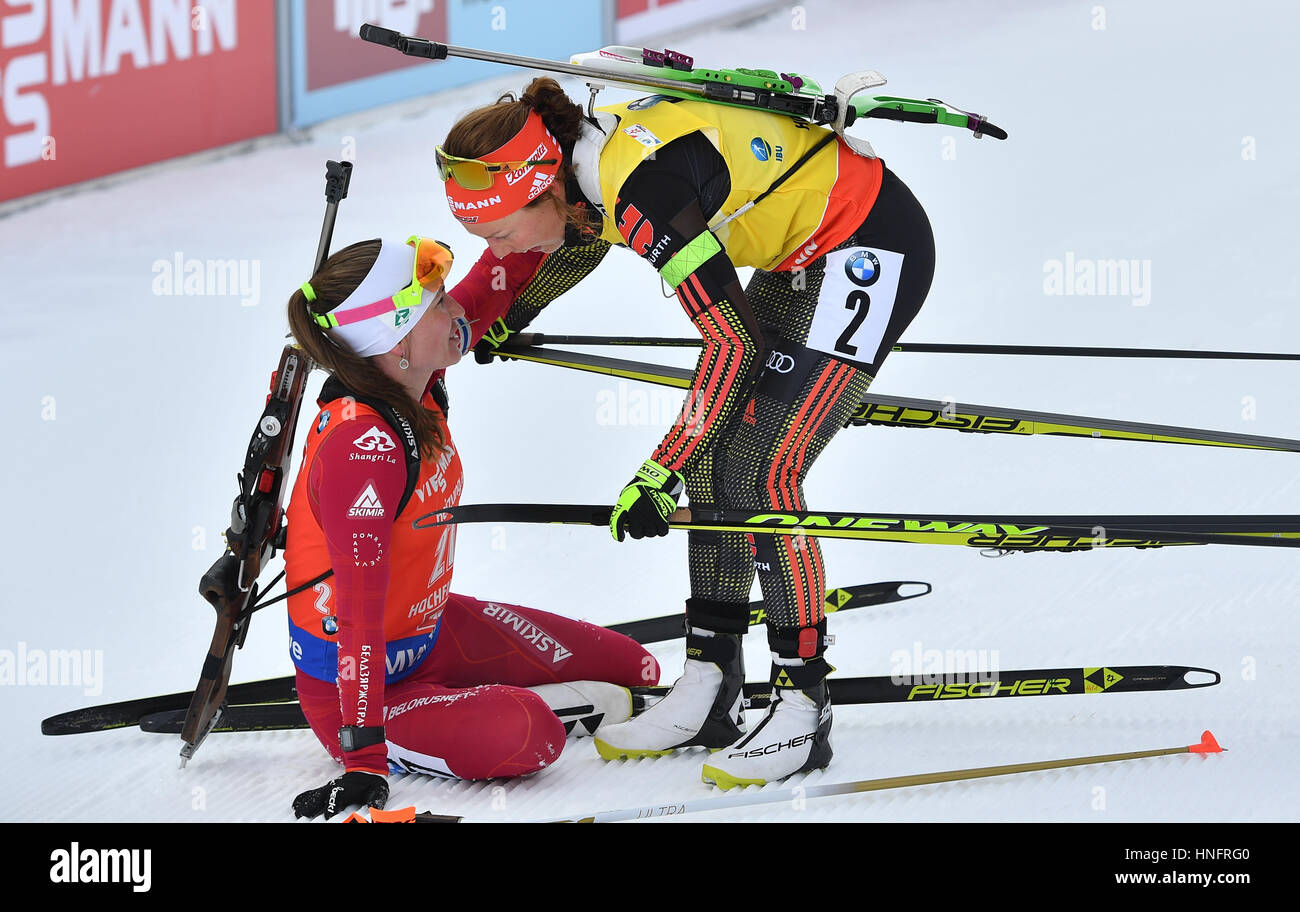 Hochfilzen, Österreich. 12. Februar 2017. Laura Dahlmeier (M) aus Deutschland und Darya Domratcheva aus Weißrussland jubeln auf die Ziellinie nach 10 km Frauen Disziplin bei den Biathlon-Weltmeisterschaften in Hochfilzen, Österreich, 12. Februar 2017. Foto: Martin Schutt/Dpa-Zentralbild/Dpa/Alamy Live News Stockfoto