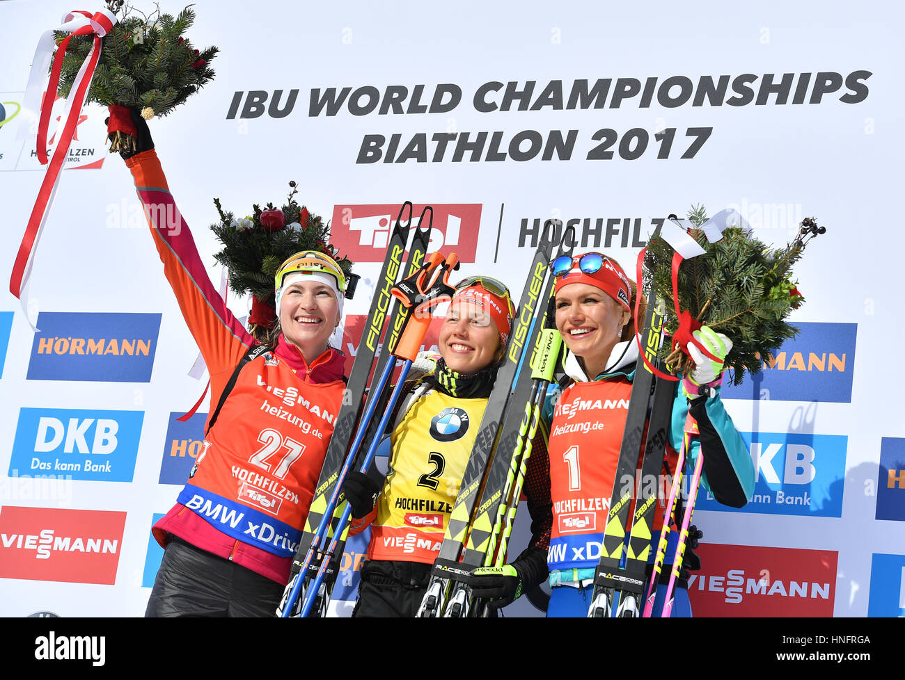 Hochfilzen, Österreich. 12. Februar 2017. Laura Dahlmeier (M) aus Deutschland, Darya Domratcheva aus Weißrussland und Gabriela Koukalova (R) aus Tschechien jubeln bei der Flowershow nach der 10 km-Frauen Disziplin bei den Biathlon-Weltmeisterschaften in Hochfilzen, Österreich, 12. Februar 2017. Foto: Martin Schutt/Dpa-Zentralbild/Dpa/Alamy Live News Stockfoto