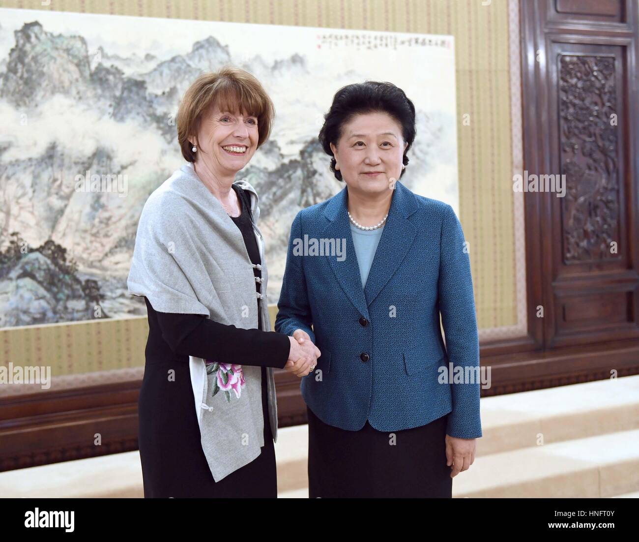 Peking, China. 12. Februar 2017. Chinese Vice Premier Liu Yandong (R) trifft sich mit Kölner Bürgermeister Henriette Reker Deutschlands in Peking, Hauptstadt von China, 12. Februar 2017. Bildnachweis: Zhang Duo/Xinhua/Alamy Live-Nachrichten Stockfoto