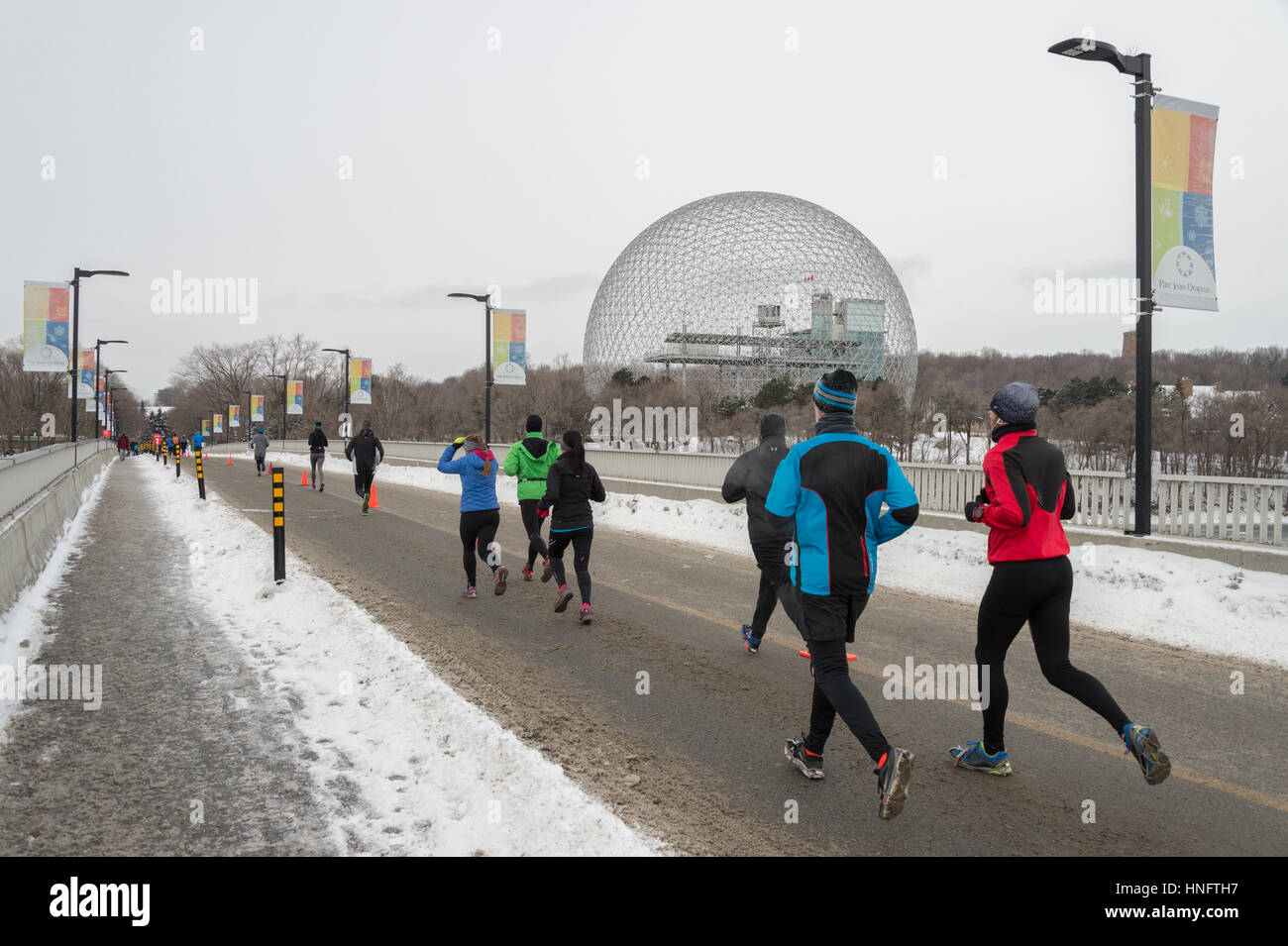 MONTREAL, Kanada, 12. Februar 2017: Läufer während hypothermen Halbmarathon Credit: Marc Bruxelle/Alamy Live-Nachrichten Stockfoto
