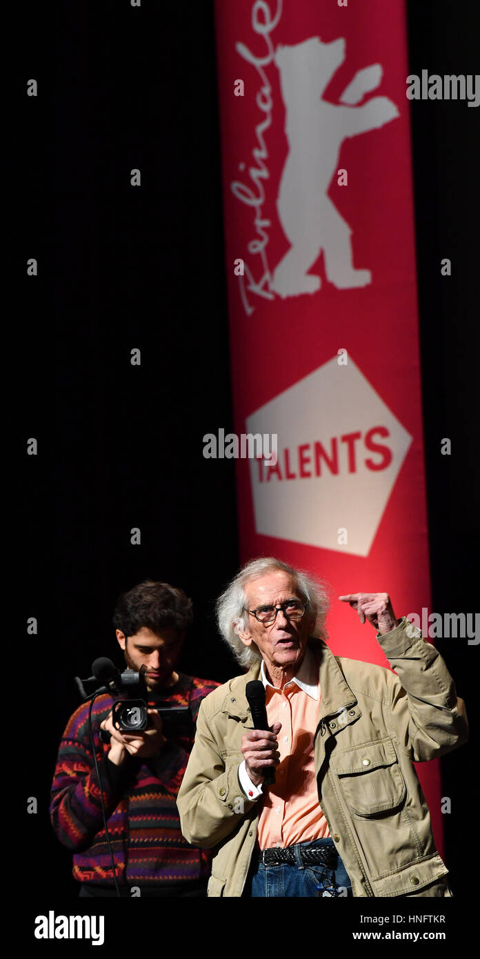 Berlin, Deutschland. 12. Februar 2017. Bulgarische Künstler Christo in Frankreich ansässigen spricht auf der Bühne während der Berlinale Talente-Veranstaltung "nicht mehr gibt: die Kunst des Verschwindens" auf der 67. Internationalen Filmfestspiele Berlin, auch bekannt als Berlinale in Berlin, Deutschland, 12. Februar 2017. Foto: Jens Kalaene/Dpa/Alamy Live News Stockfoto