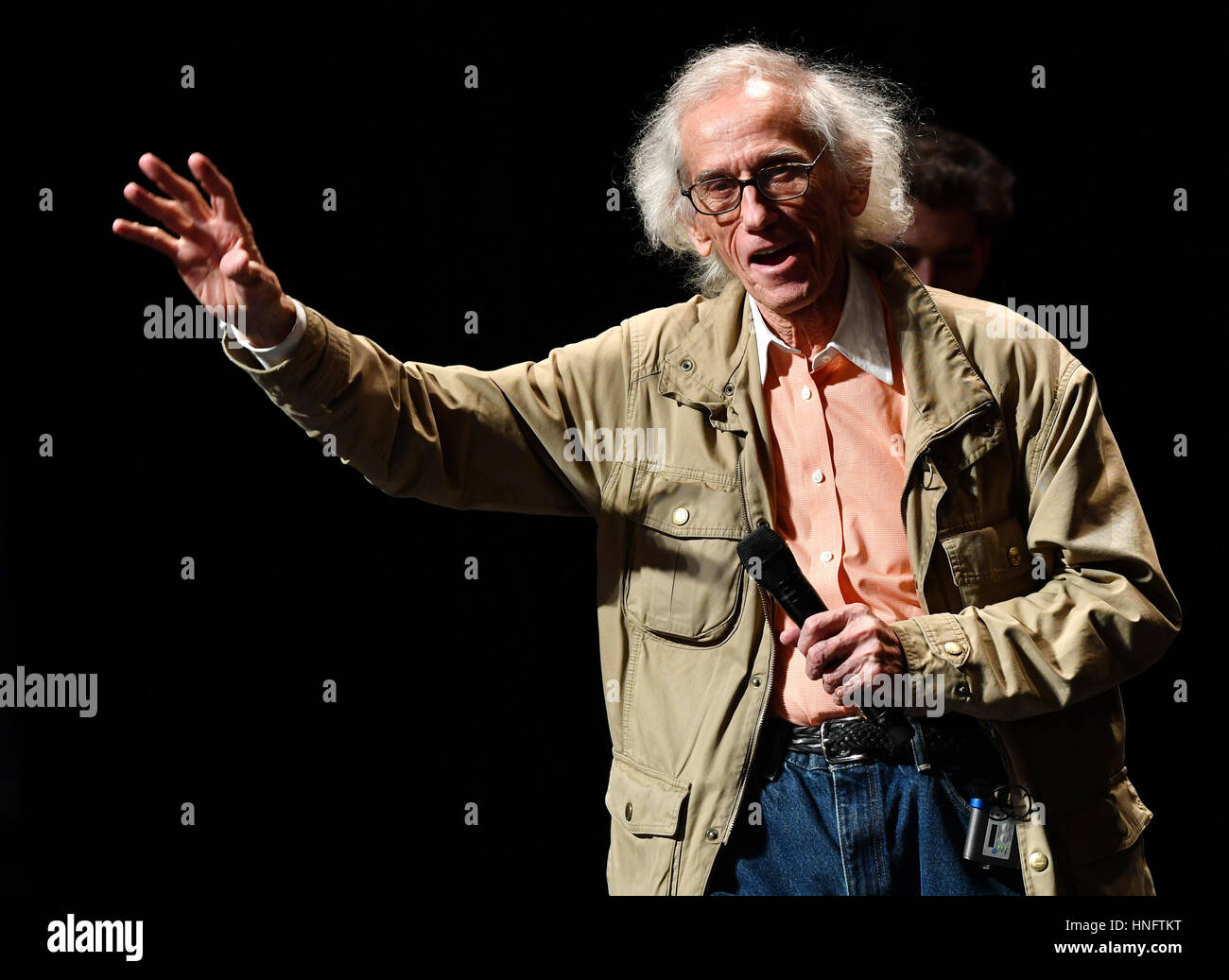 Berlin, Deutschland. 12. Februar 2017. Bulgarische Künstler Christo mit in Frankreich gesehen auf der Bühne während der Berlinale Talente-Veranstaltung Sitz "nicht mehr gibt: die Kunst des Verschwindens" auf der 67. Internationalen Filmfestspiele Berlin, auch bekannt als Berlinale in Berlin, Deutschland, 12. Februar 2017. Foto: Jens Kalaene/Dpa/Alamy Live News Stockfoto