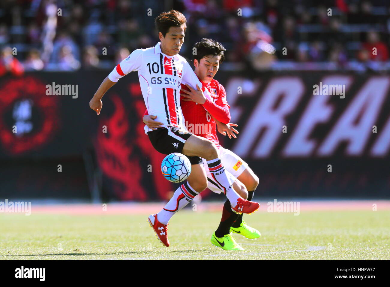 Urawa Komaba Stadion, Saitama Japan. 12. Februar 2017. (L-R) Park Chu-Young (FC Seoul), Wataru Endo (rot), 12. Februar 2017 - Fußball: 2017 J.League pre-Season match zwischen Urawa Reds 1-1 FC Seoul Urawa Komaba Stadion, Saitama Japan. Bildnachweis: AFLO SPORT/Alamy Live-Nachrichten Stockfoto