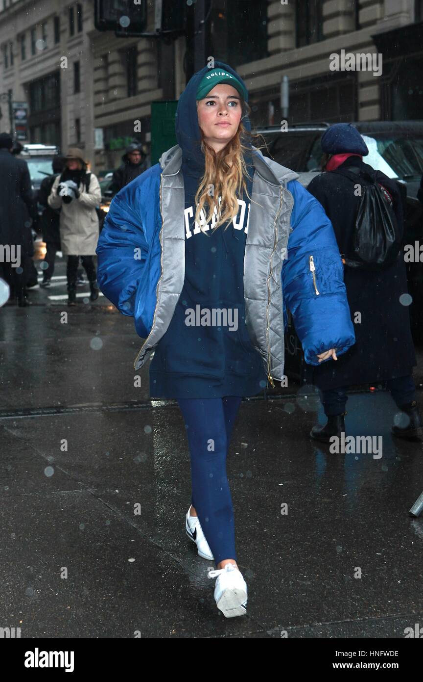 New York, NY, USA. 12. Februar 2017. Miroslava Duma kommt bei der Victoria Beckham NYFW h/w 2017 Fashion Show am Cipriani im 12. Februar 2017 in New York City. Stockfoto