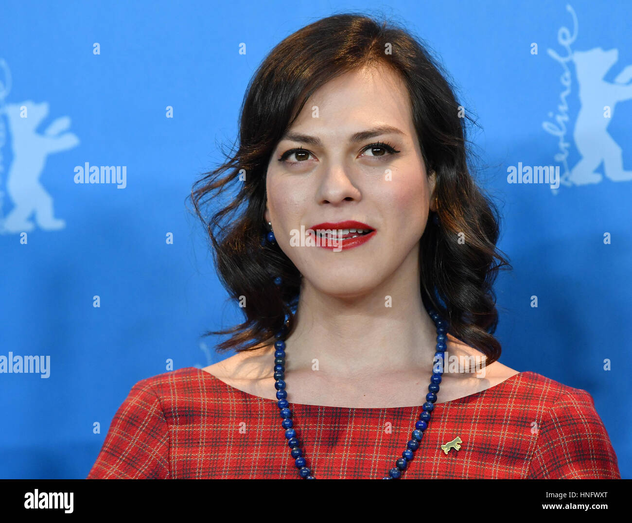 Berlin, Deutschland. 12. Februar 2017. Schauspielerin Daniela Vega fotografiert während einem Presse-Event für den Film "Una Mujer Fantastica - eine fantastische Frau" auf der 67. Internationalen Filmfestspiele Berlin, auch bekannt als Berlinale in Berlin, Deutschland, 12. Februar 2017. Die Co-Produktion aus den USA, Chile, Deutschland und Spanien ist Teil des Berlinale-Wettbewerb. Foto: Jens Kalaene/Dpa/Alamy Live News Stockfoto