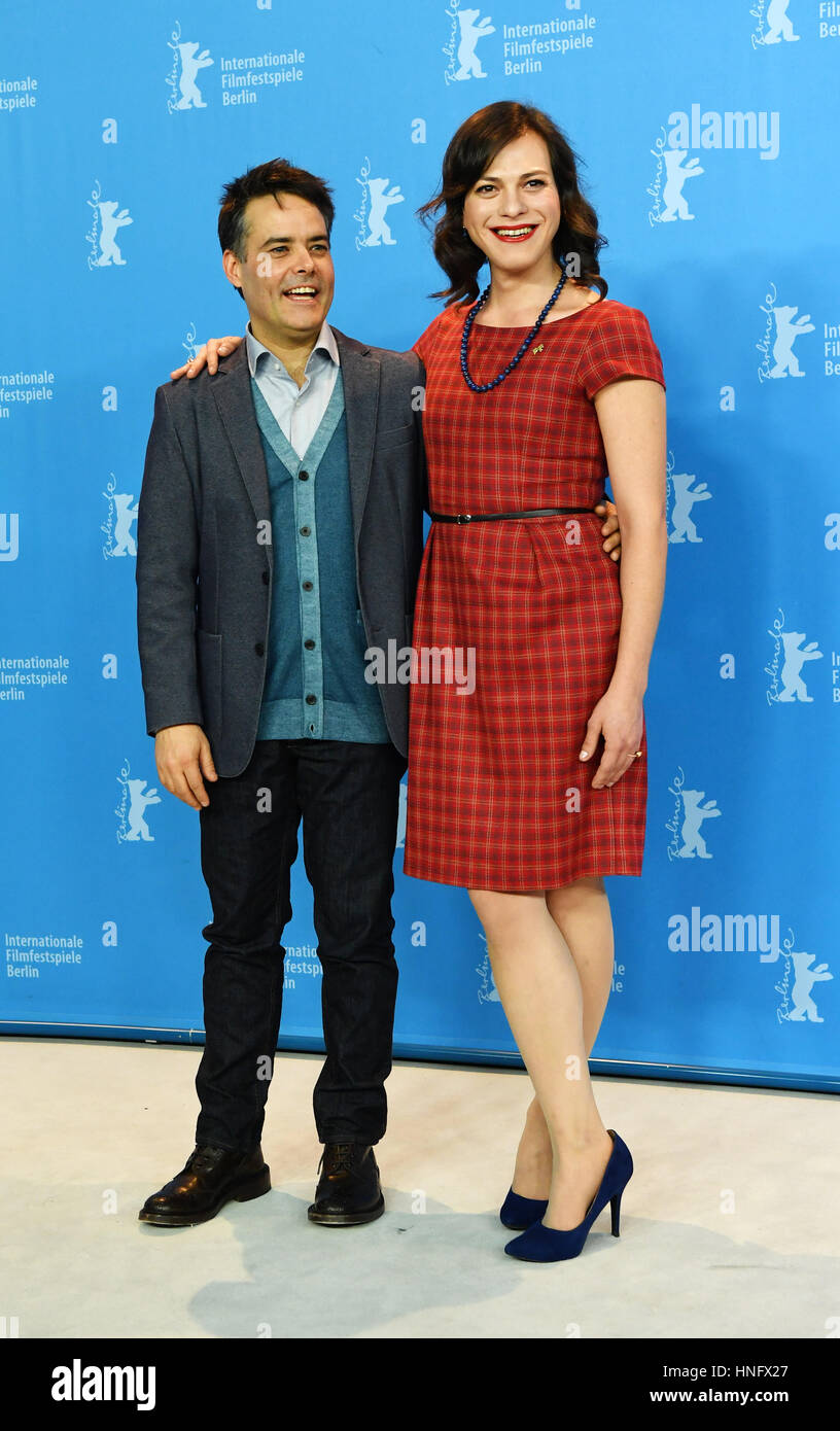 Berlin, Deutschland. 12. Februar 2017. Die Darsteller Daniela Vega und Regisseur Sebastian Lelio fotografiert während einem Presse-Event für den Film "Una Mujer Fantastica - eine fantastische Frau" auf der 67. Internationalen Filmfestspiele Berlin, auch bekannt als Berlinale in Berlin, Deutschland, 12. Februar 2017. Die Co-Produktion aus den USA, Chile, Deutschland und Spanien ist Teil des Berlinale-Wettbewerb. Foto: Jens Kalaene/Dpa/Alamy Live News Stockfoto