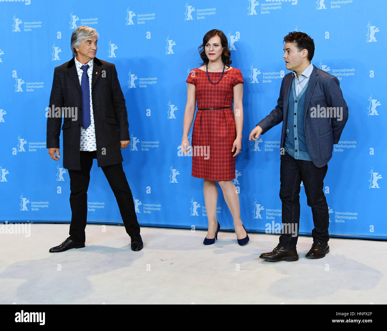 Berlin, Deutschland. 12. Februar 2017. Die Schauspieler Daniela Vega, Francisco Reyes (l) und Sebastian Lelio fotografiert während einem Presse-Event für den Film "Una Mujer Fantastica - eine fantastische Frau" auf der 67. Internationalen Filmfestspiele Berlin, auch bekannt als Berlinale in Berlin, Deutschland, 12. Februar 2017. Die Co-Produktion aus den USA, Chile, Deutschland und Spanien ist Teil des Berlinale-Wettbewerb. Foto: Jens Kalaene/Dpa/Alamy Live News Stockfoto